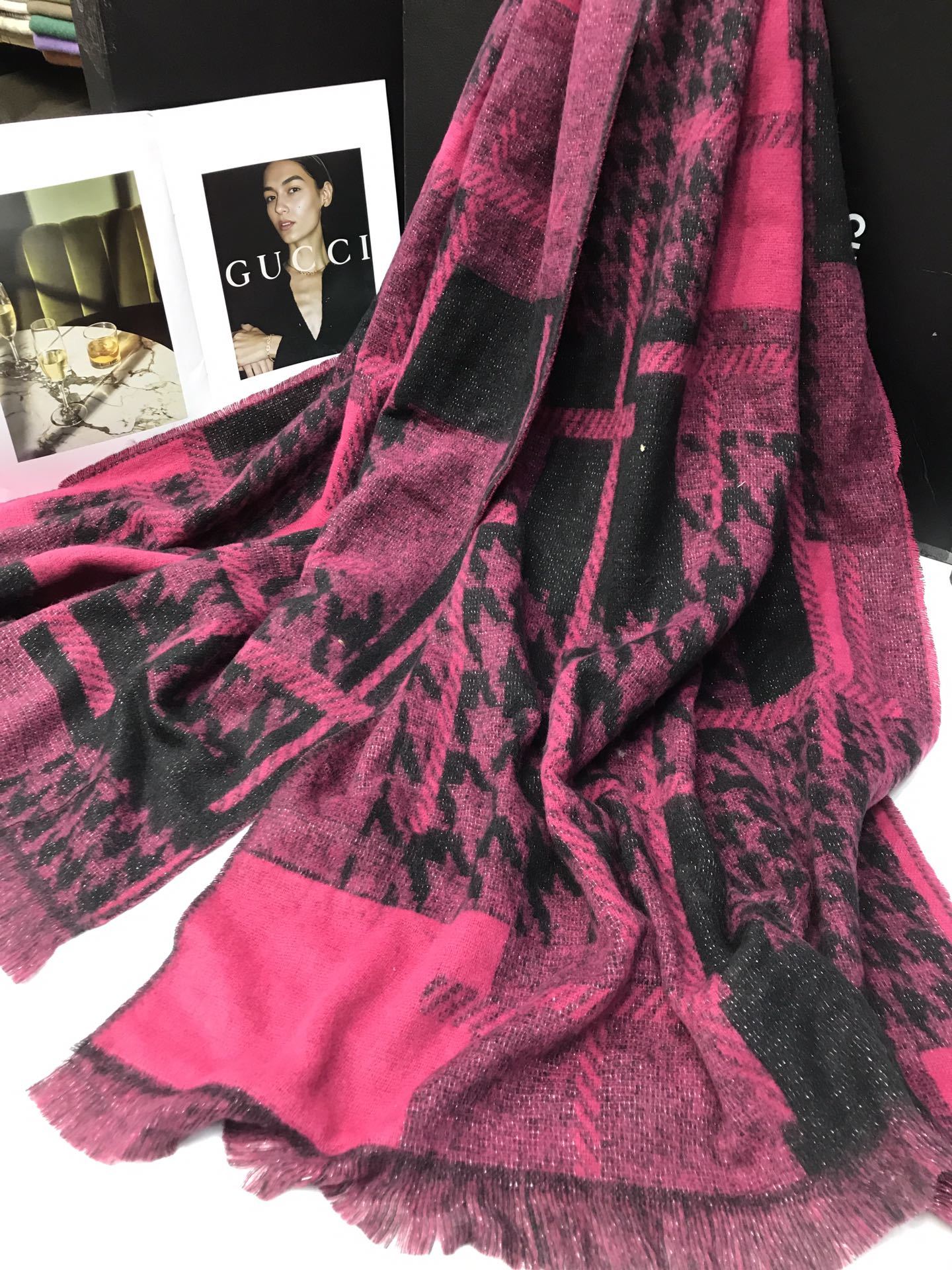 New order style cross-border scarf wholesale, e-commerce live streaming, small quantity in stock, bright silk thousand Bird pattern supply chain details Picture