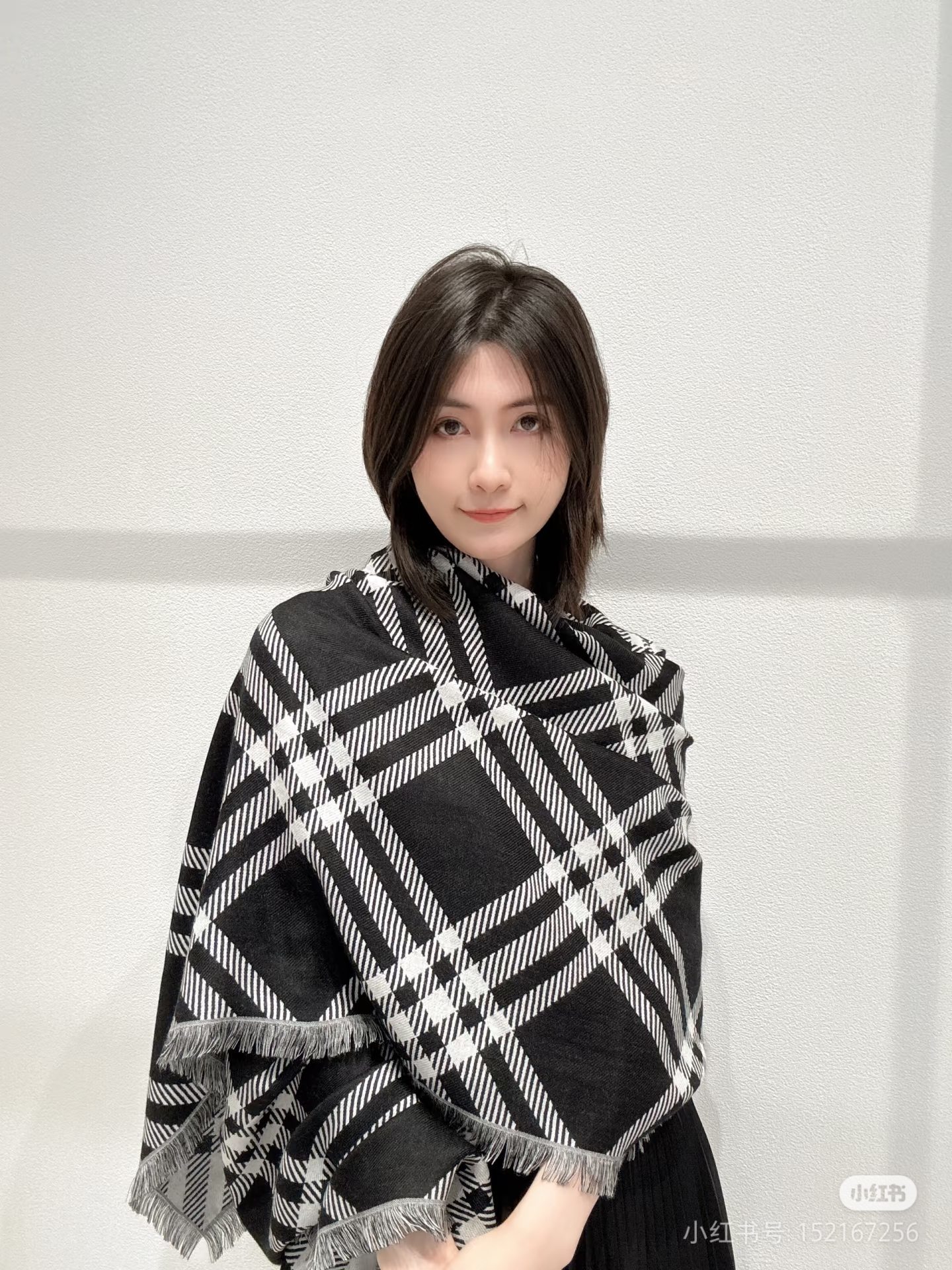 The new type of in-stock cross-border wholesale scarves are available for e-commerce live streaming. They are distributed in all directions and supplied by the supply chain of Xugag details Picture