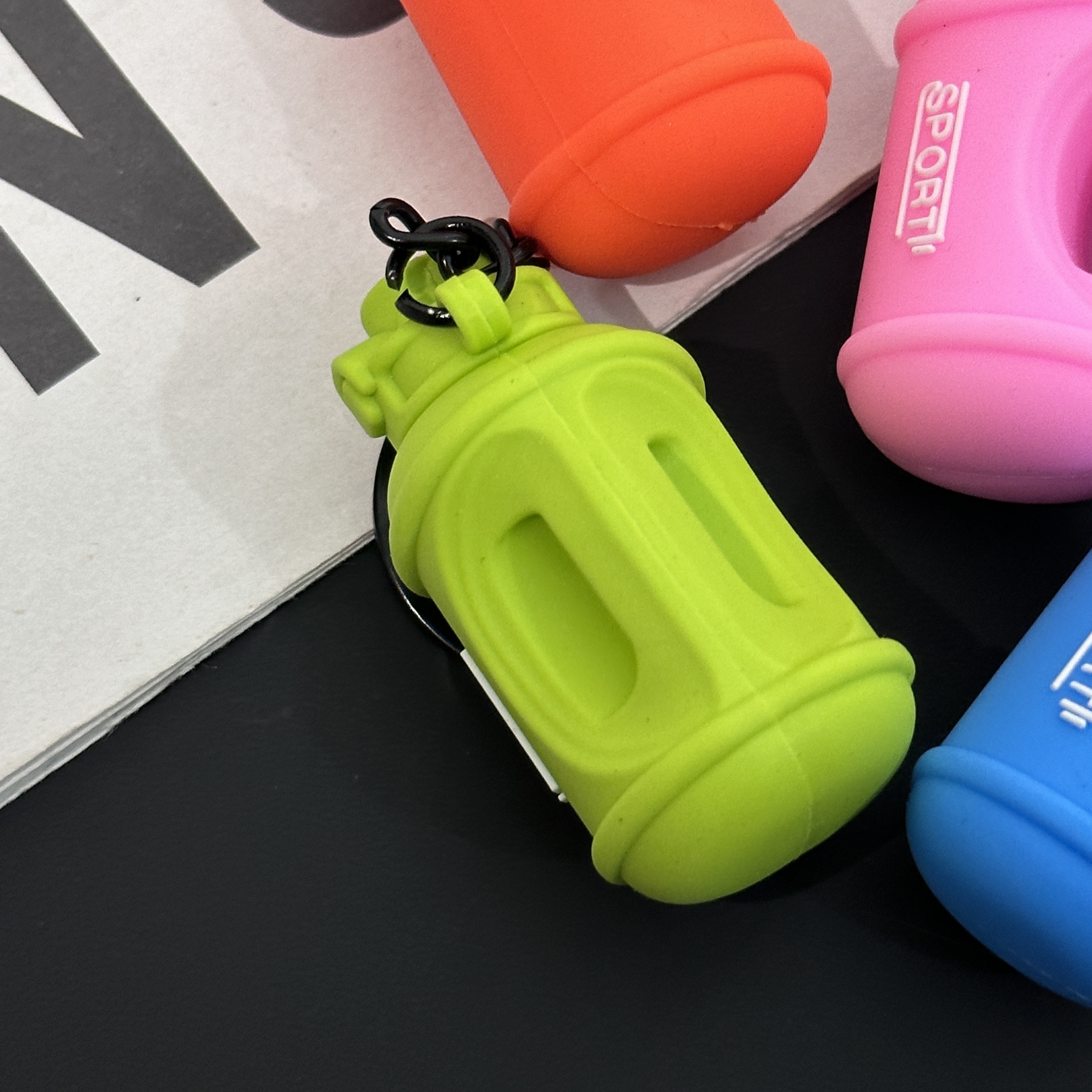 新款运动水壶挂件配饰健身房活动礼品钥匙扣包挂配件饰品跨境周边详情6