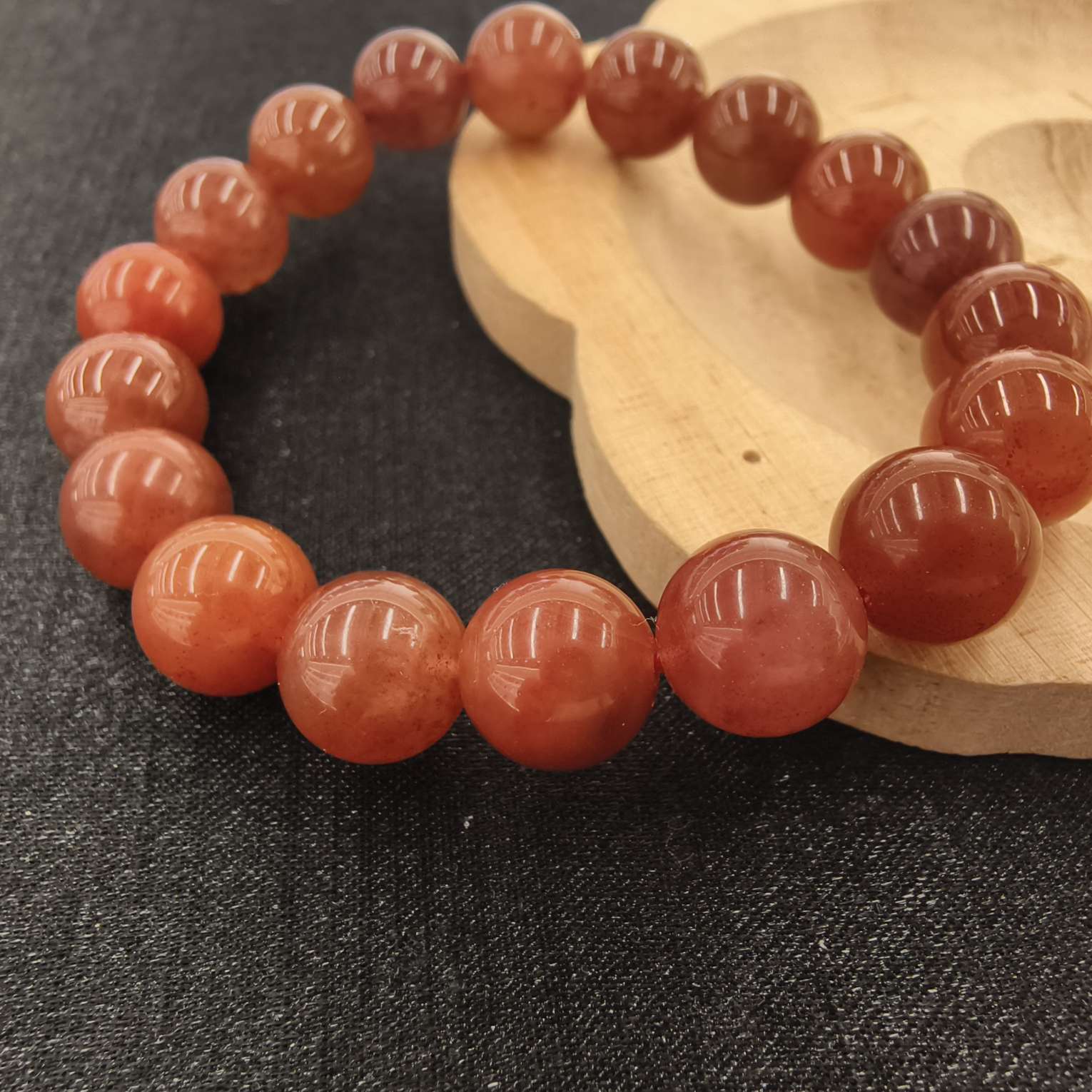 1. 天然原矿南红手串，无烤色、无优化、无注胶。红得温润内敛，戴在腕间显白提气，自带东方雅致。珠宝首饰珠宝玄学
