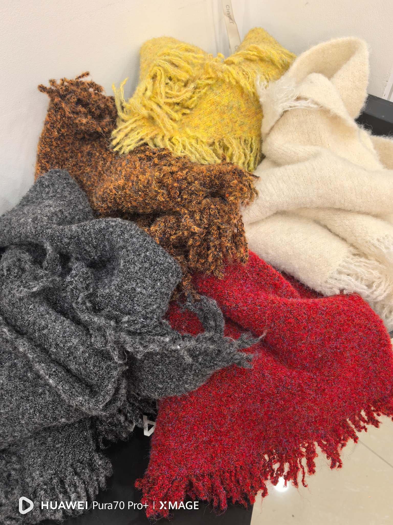 New in-stock cross-border wholesale e-commerce live streaming alpaca dynamic triangular shawl supply chain supply Item Picture