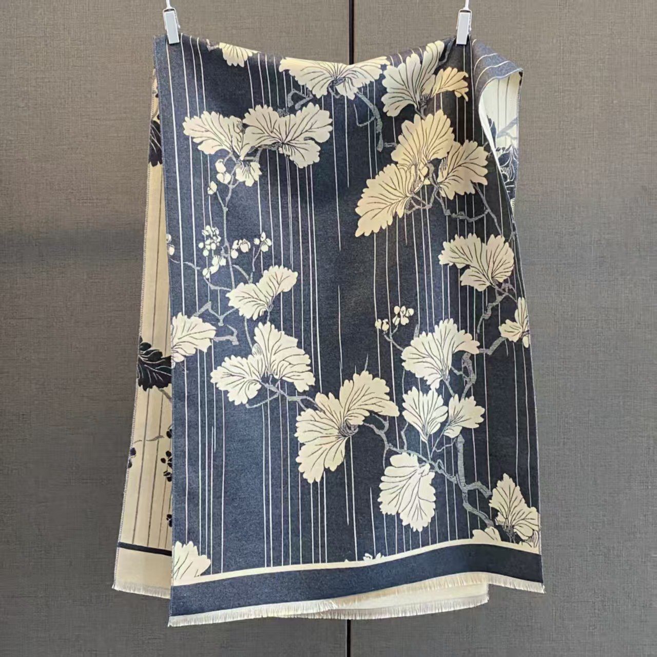New cross-border wholesale scarf e-commerce live streaming high-speed jacquard series Ginkgo supply chain supply Application Scenario