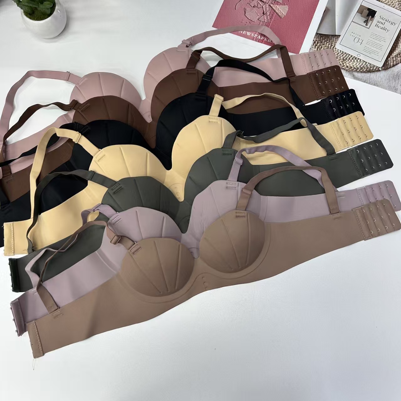 FCM-B9863# Women's bras are exported to the Middle East and Africa. Women's smooth shell palm cup seamless women's bras gather simple and breathable women's QNI Item Picture