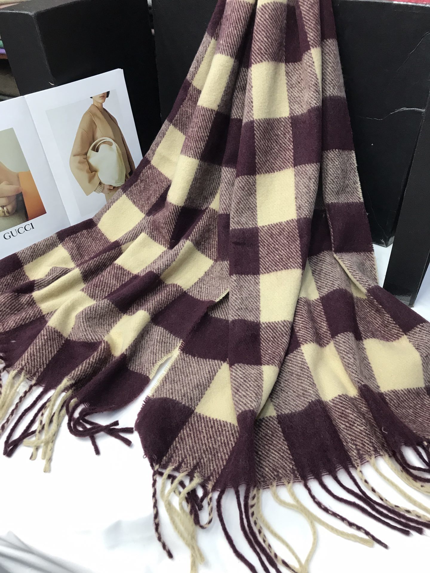 ويبث بائع وشاح وشاح من النوع الجديد سلسلة الإمدادات مباشرة بمربعات مزدوجة اللون Item Picture