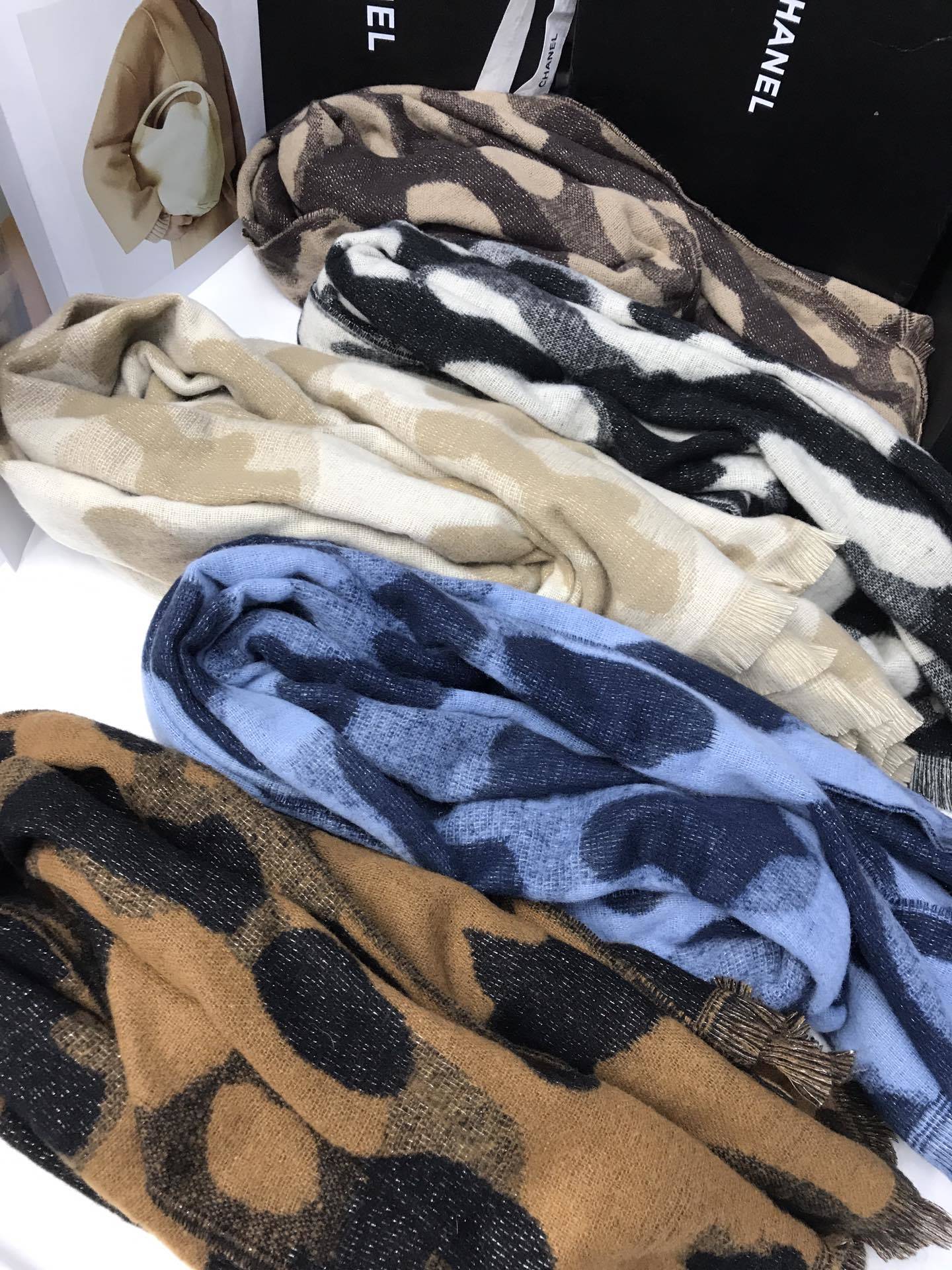 New order style cross-border scarf wholesale, e-commerce live streaming, small quantity in stock, bright silk jacquard leopard print supply chain Application Scenario