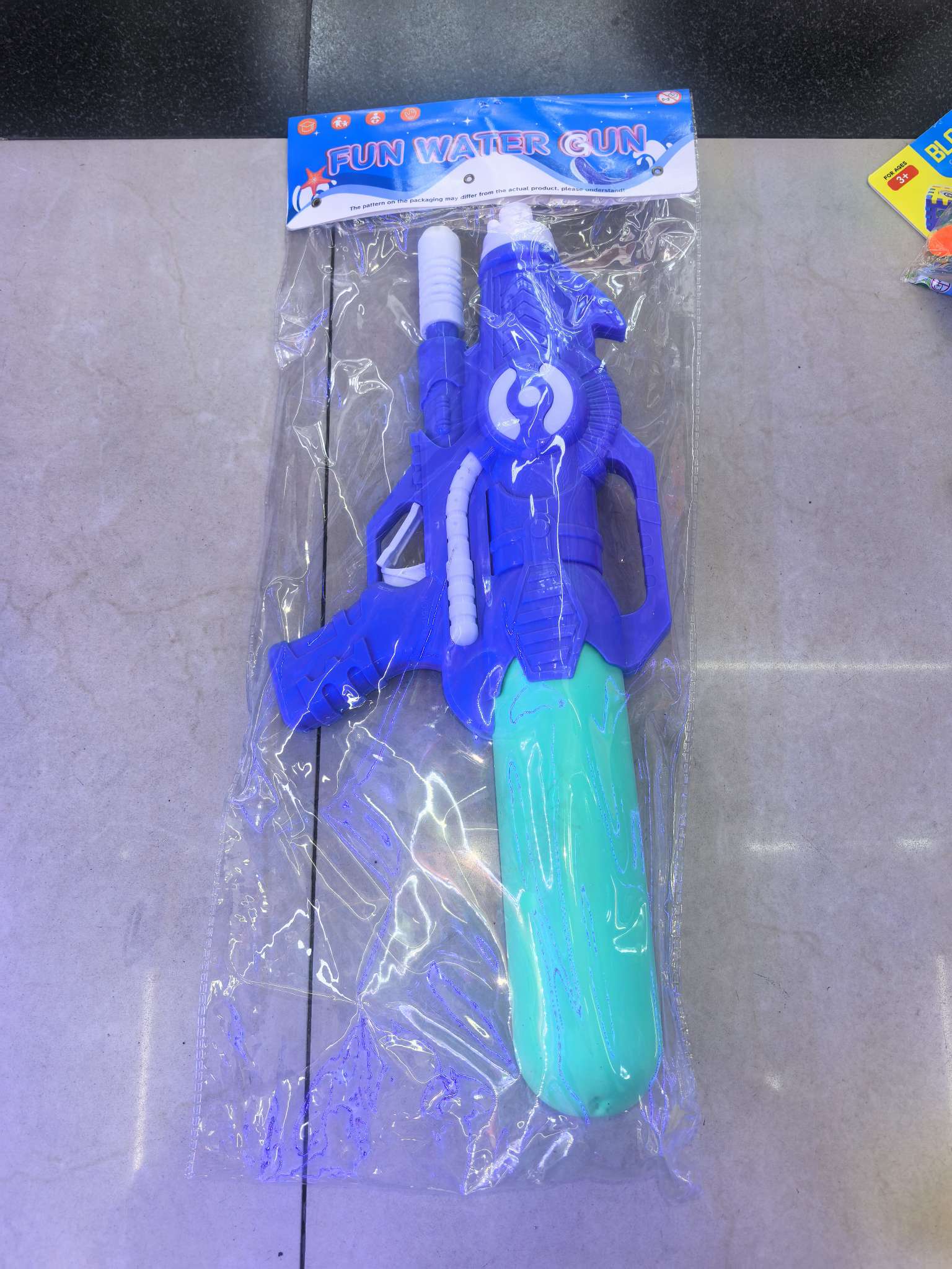 枪式的中号玩具水枪，款式多多，颜色随机