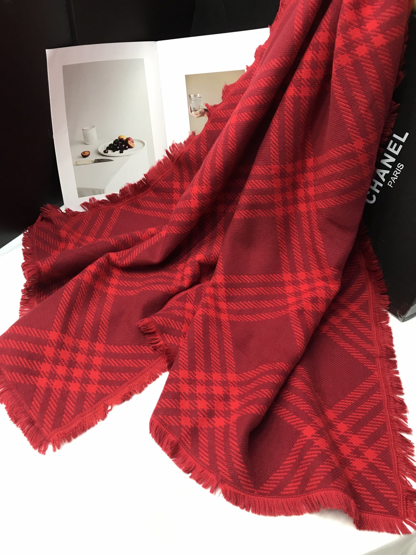 The new type of in-stock cross-border wholesale scarves are available for e-commerce live streaming. They are distributed in all directions and supplied by the supply chain of Xugag Specification image