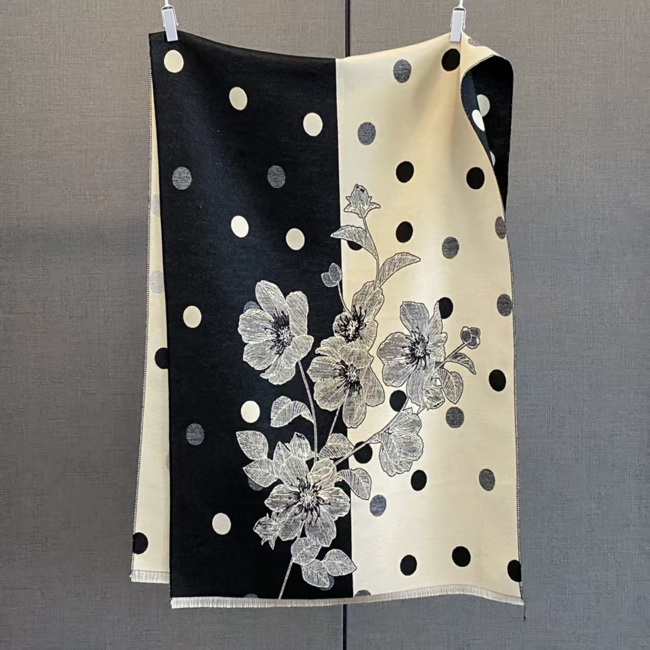 New cross-border wholesale e-commerce live-streaming high-speed jacquard series polka dot flower supply chain supply Application Scenario