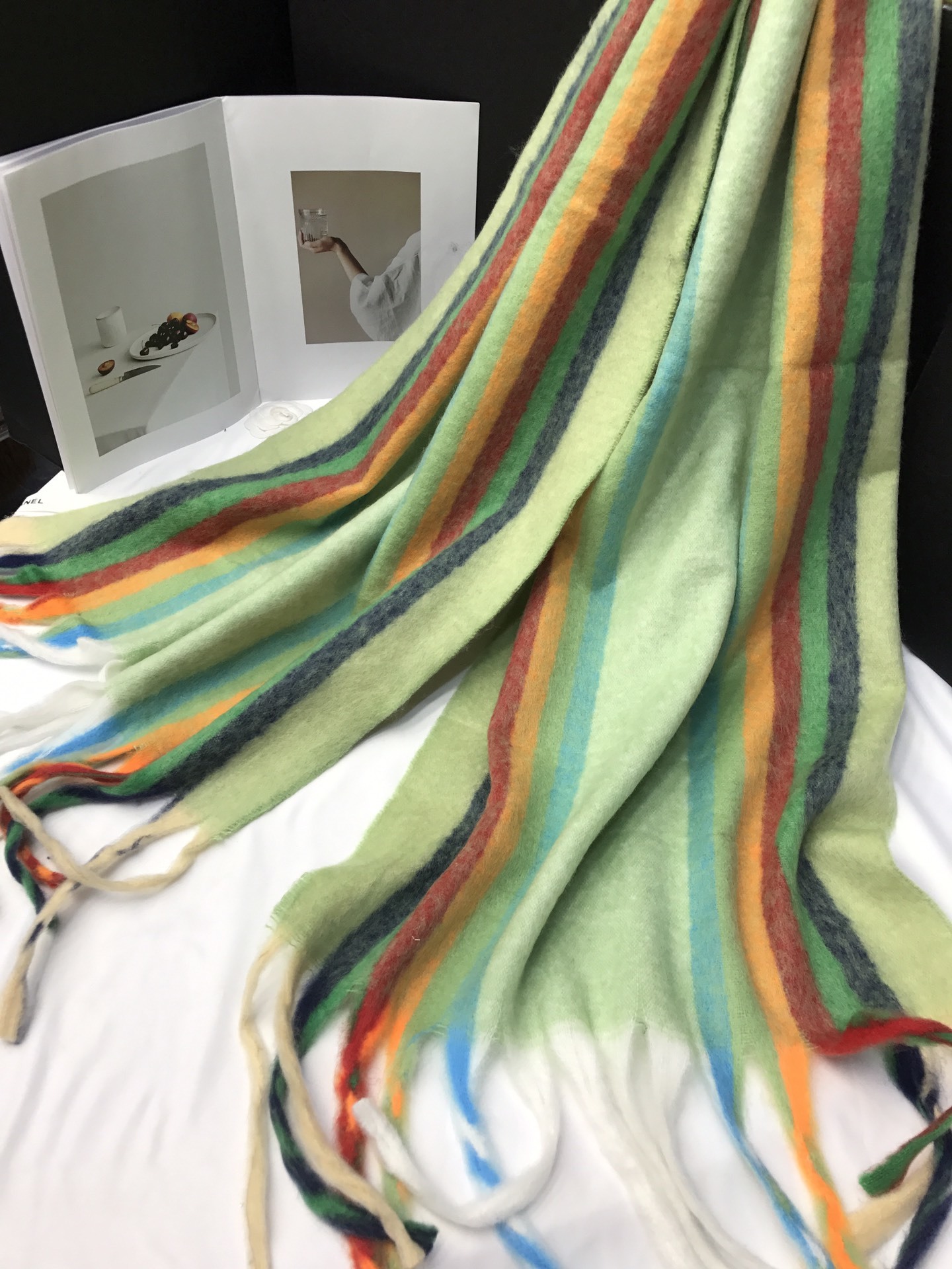 The cross-border scarf batch discovered the payment for the rainbow edge strip in the e-commerce live stream, which requires supply from the supply chain