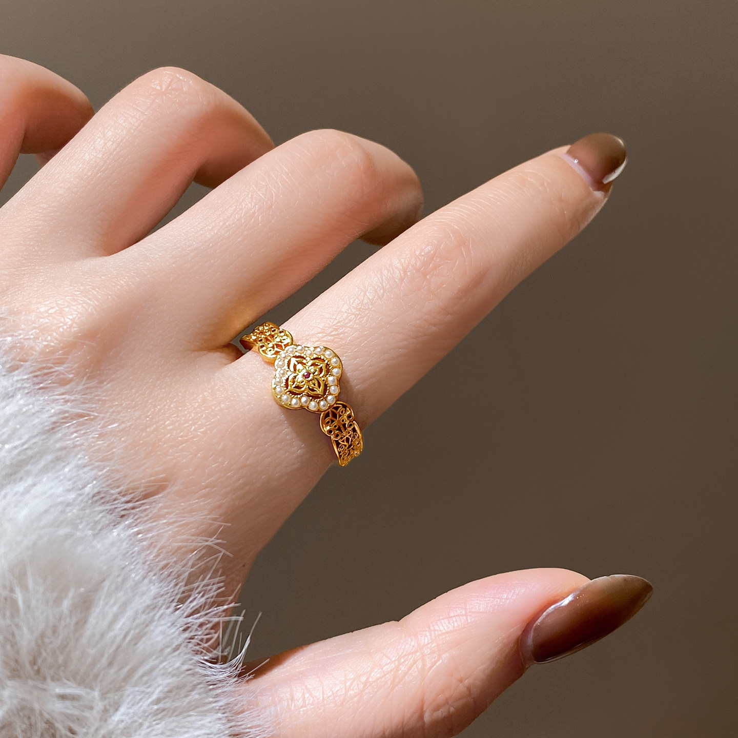 Athena Gold Pearl Four-leaf Clover Ring for Women 2026 New Style bestseller Best friend index finger Ring, a super beautiful ring detail image 4