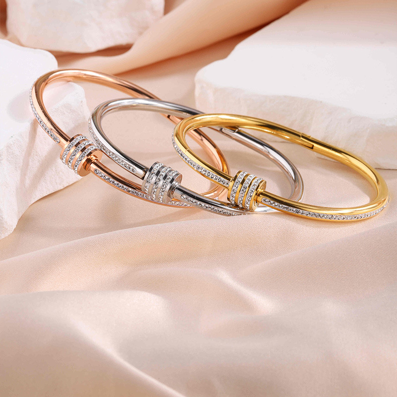 Xiaoman Yao titanium Steel Mud Diamond Bracelet, a popular European and American accessory, is a bestseller on cross-border e-commerce Application Scenario
