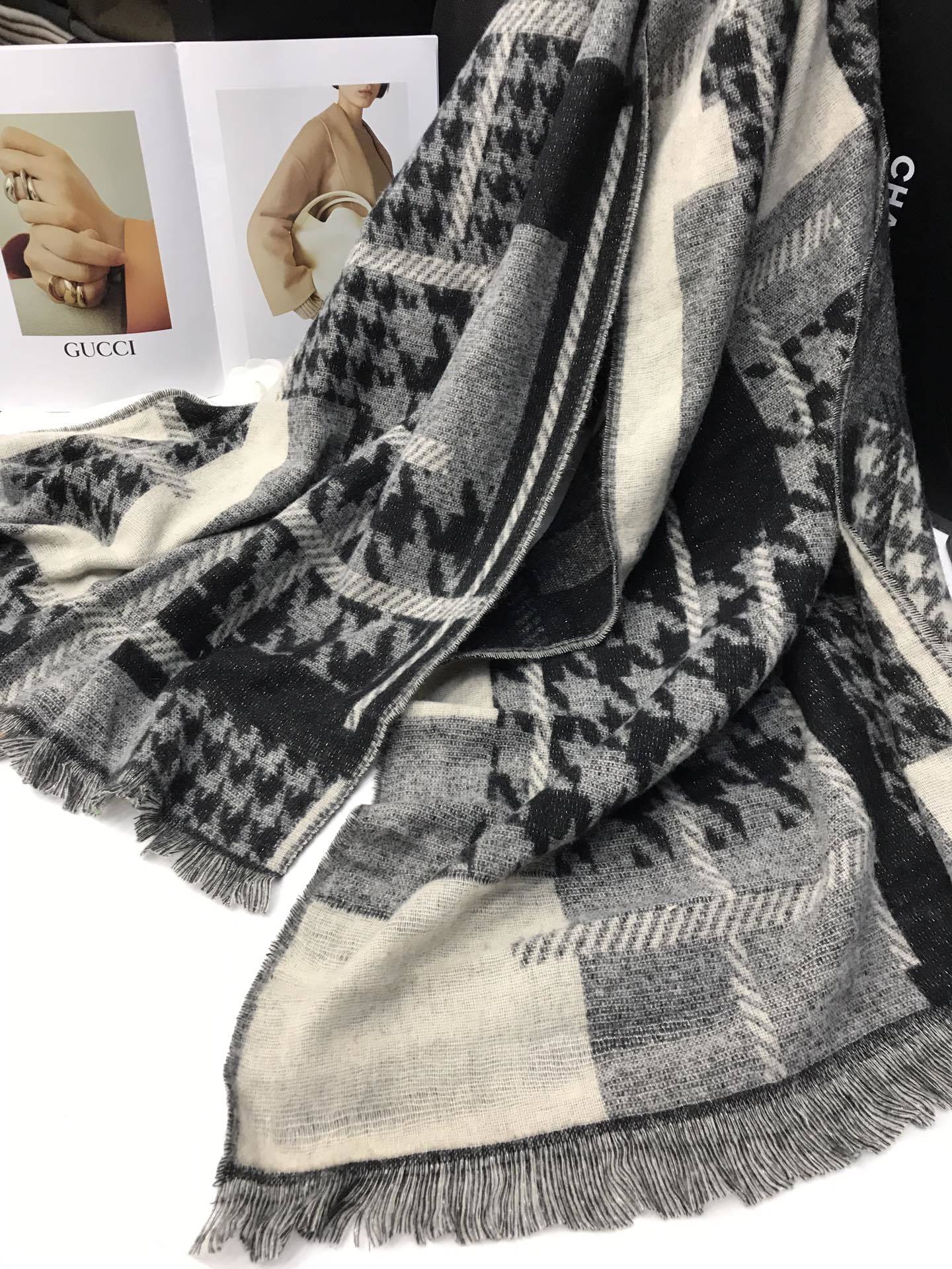 New order style cross-border scarf wholesale, e-commerce live streaming, small quantity in stock, bright silk thousand Bird pattern supply chain Specification image