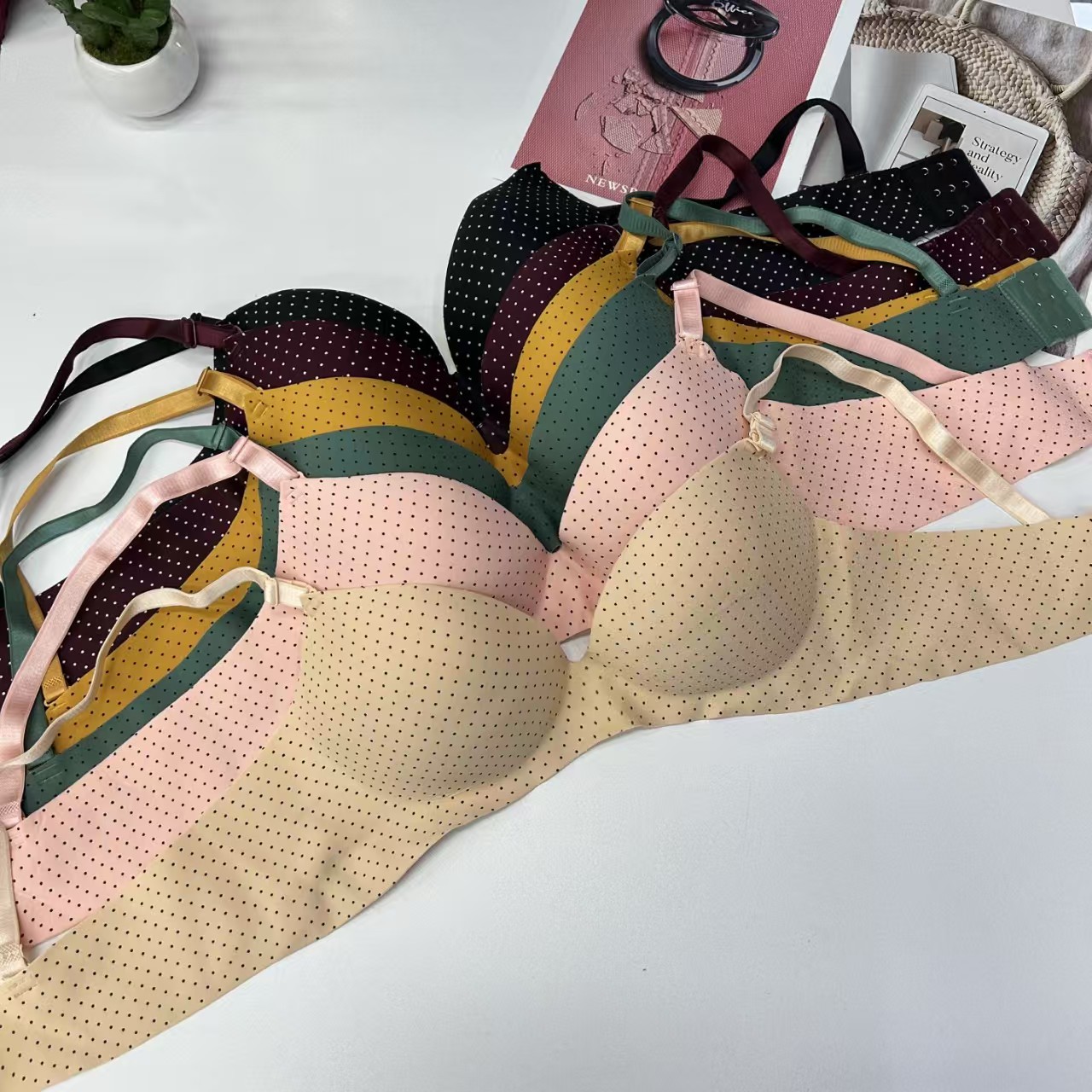 FCM-612# Women's bra for export to the Middle East and Africa. Large-sized polka dot bra without underwire, gathering bra, comfortable lift and top support bra, QNI Item Picture