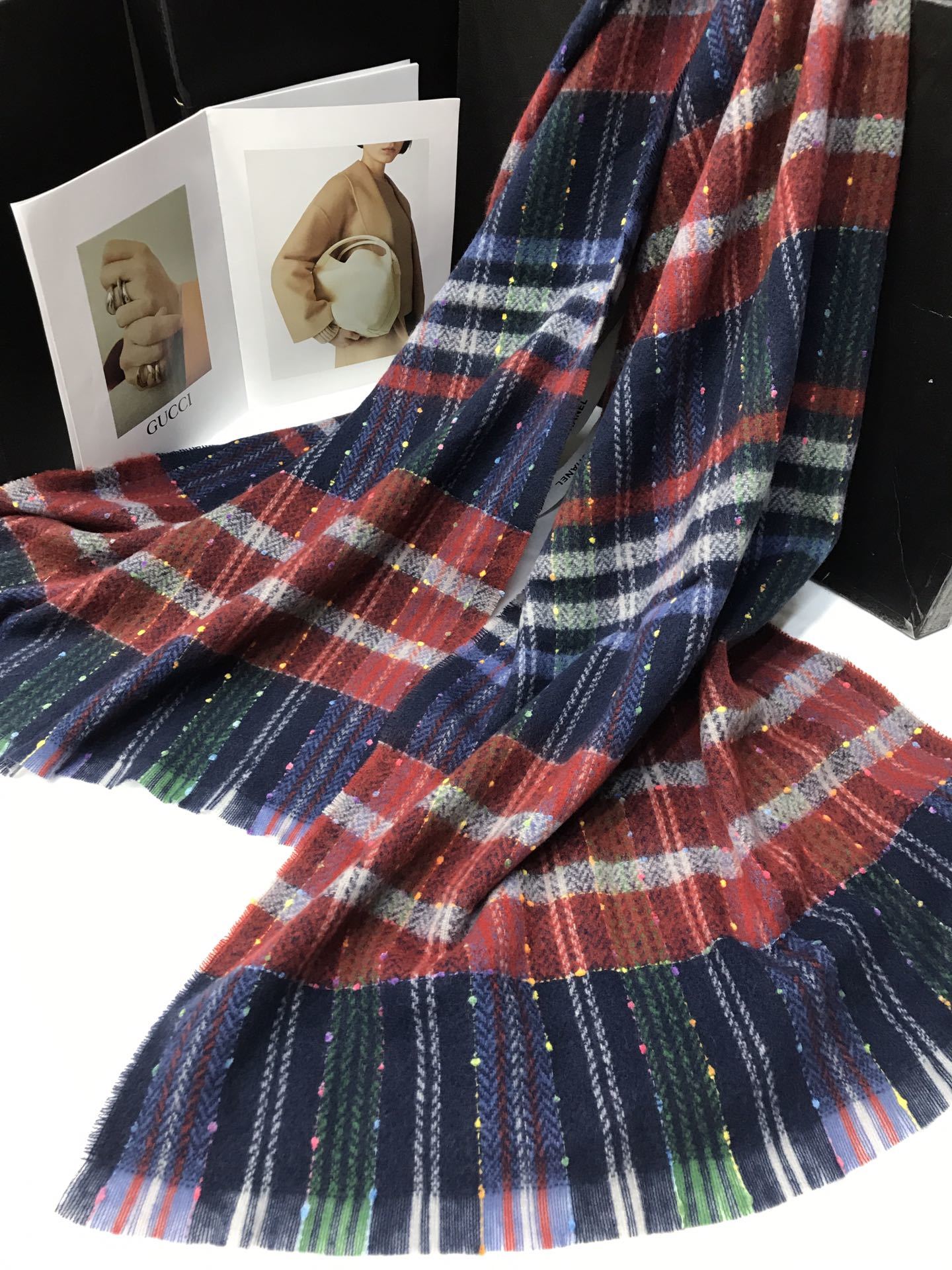 New cross-border order style scarves wholesale e-commerce live streaming supply chain small quantity in stock, dot yarn retro Specification image