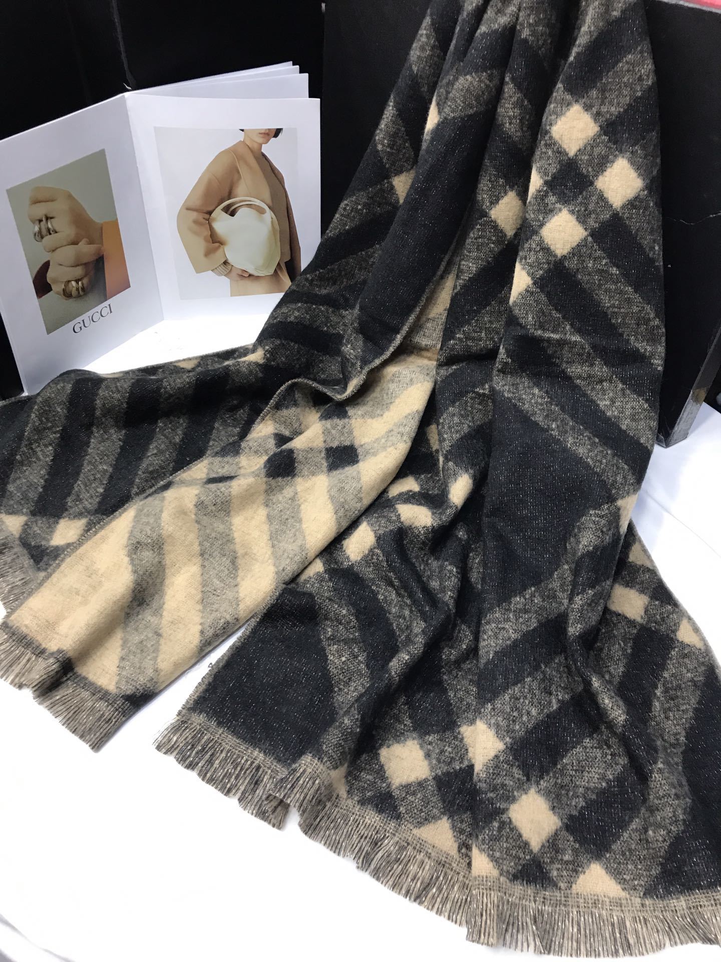 New cross-border in-stock scarves wholesale e-commerce live streaming supply chain supply of Liangsi Bagg details Picture