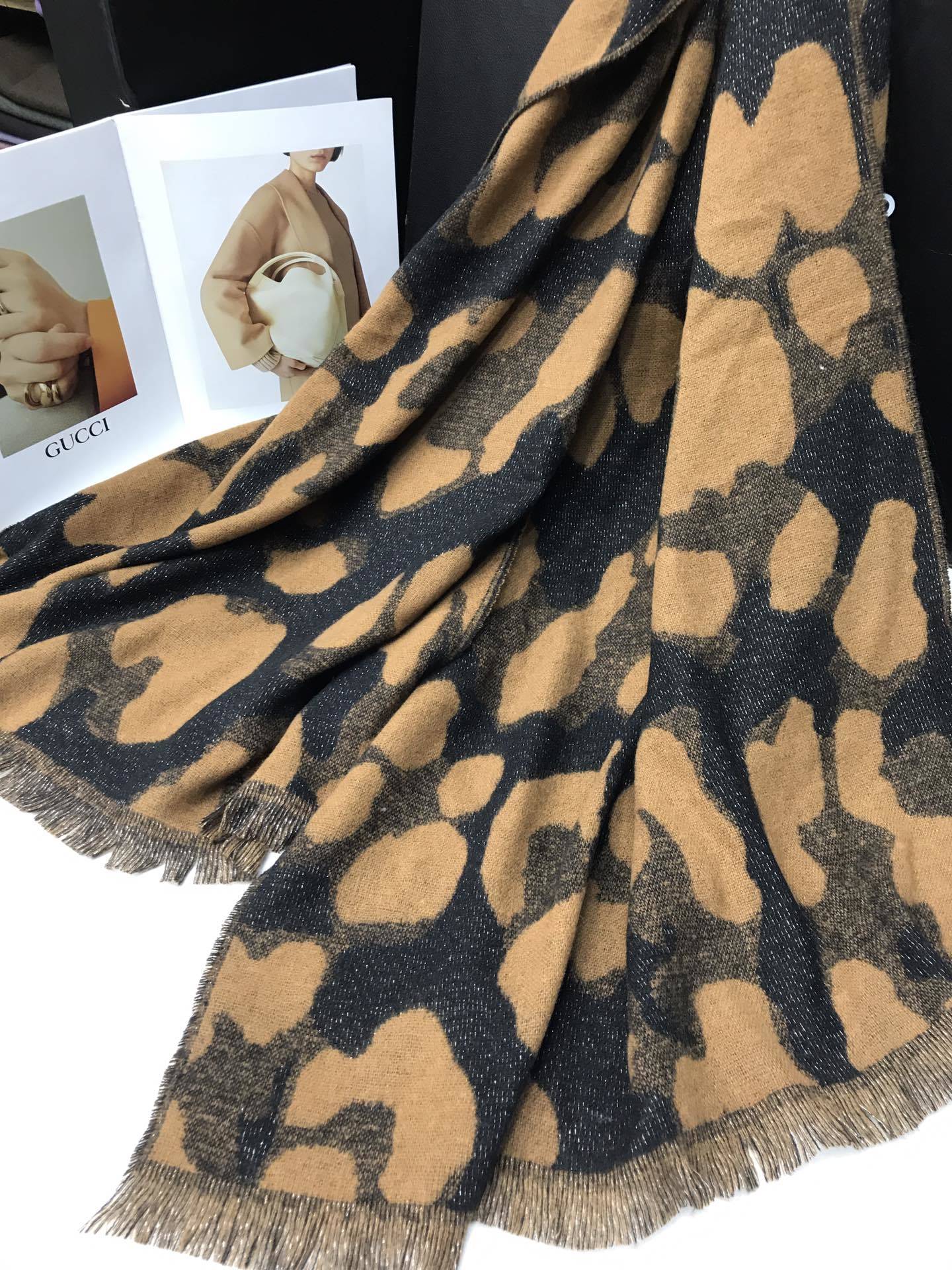 New order style cross-border scarf wholesale, e-commerce live streaming, small quantity in stock, bright silk jacquard leopard print supply chain Item Picture