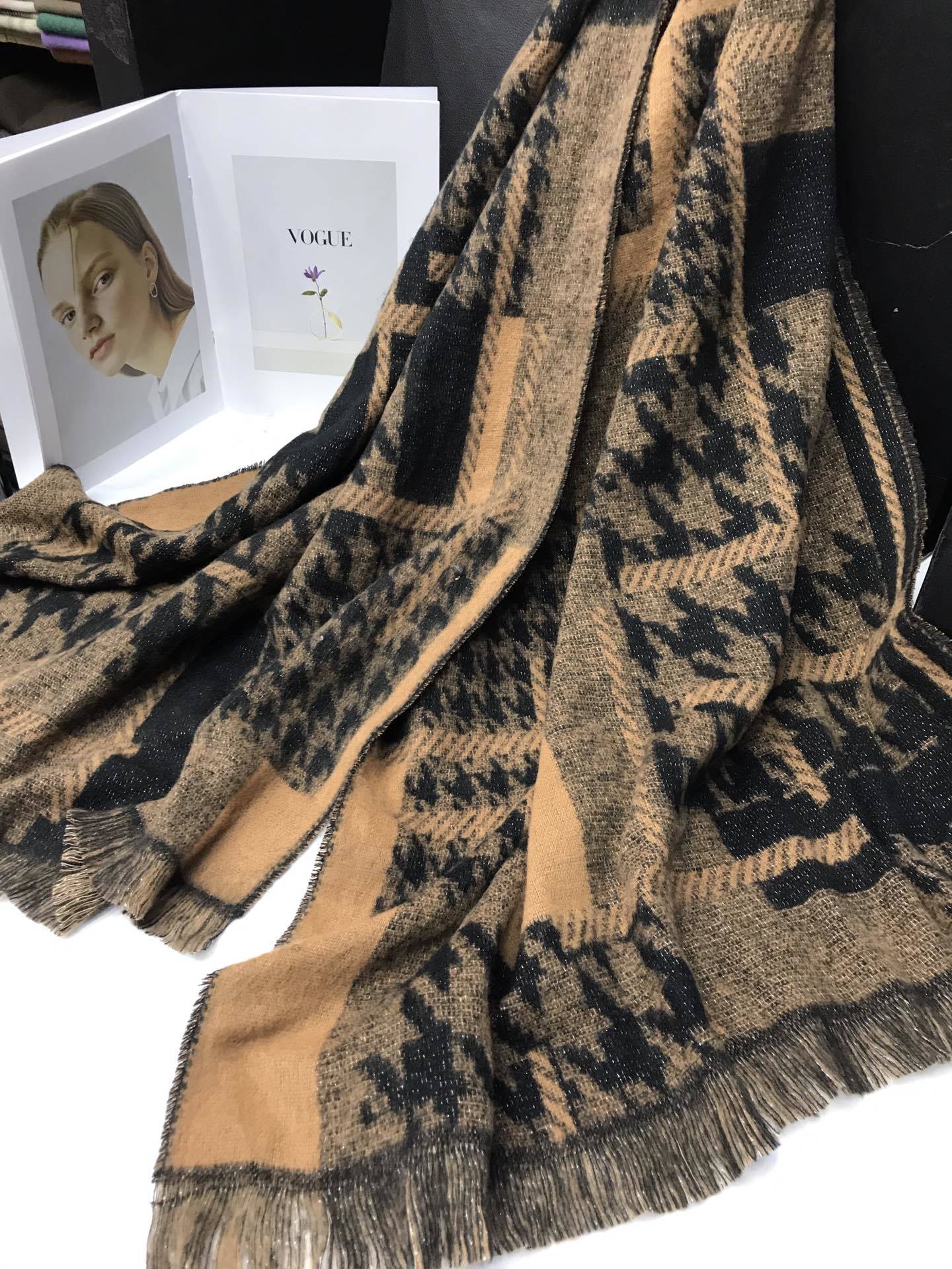 New order style cross-border scarf wholesale, e-commerce live streaming, small quantity in stock, bright silk thousand Bird pattern supply chain Item Picture