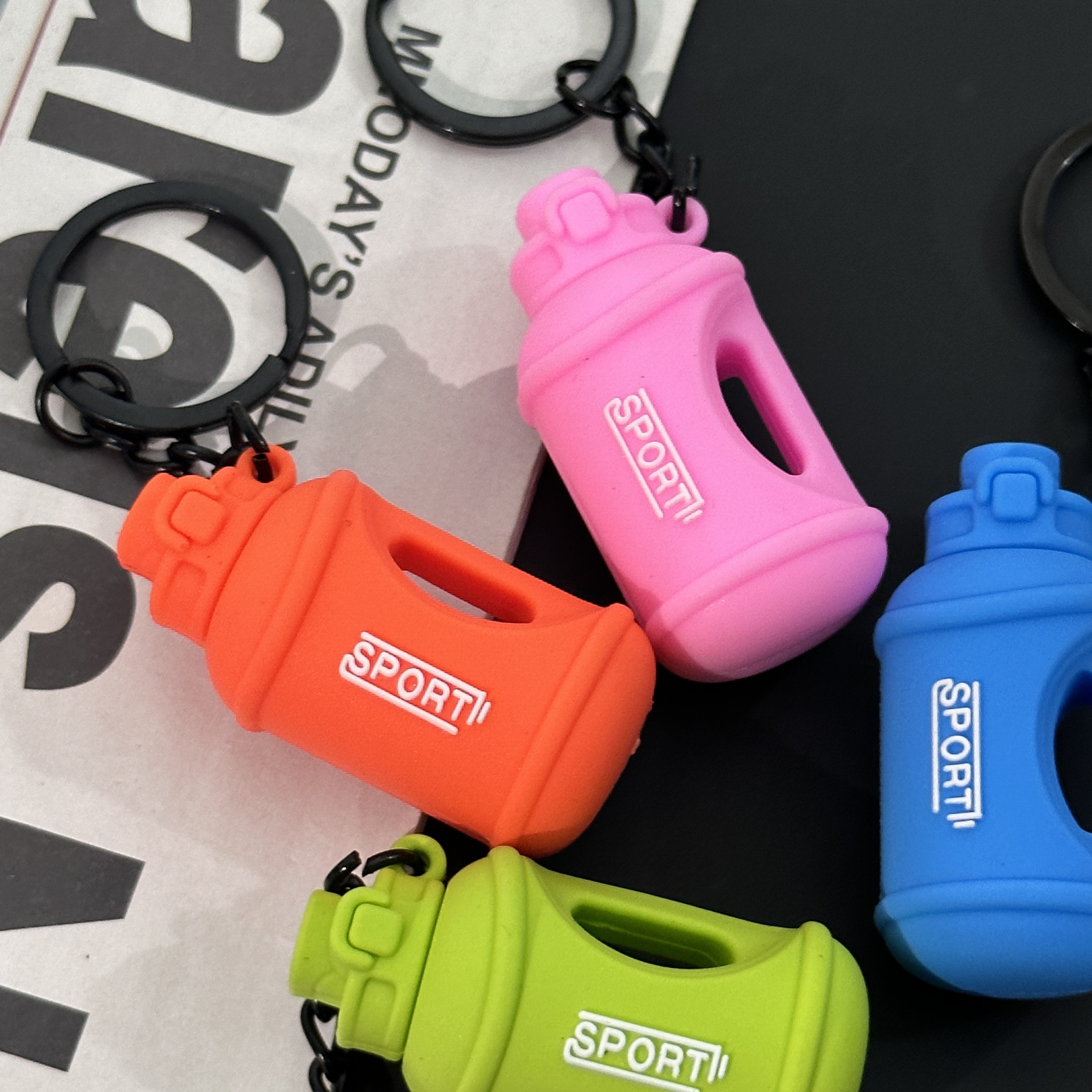 钥匙扣/卡通钥匙扣挂件/钥匙扣公仔挂件/发光闪光钥匙扣/流沙入油玩具产品图