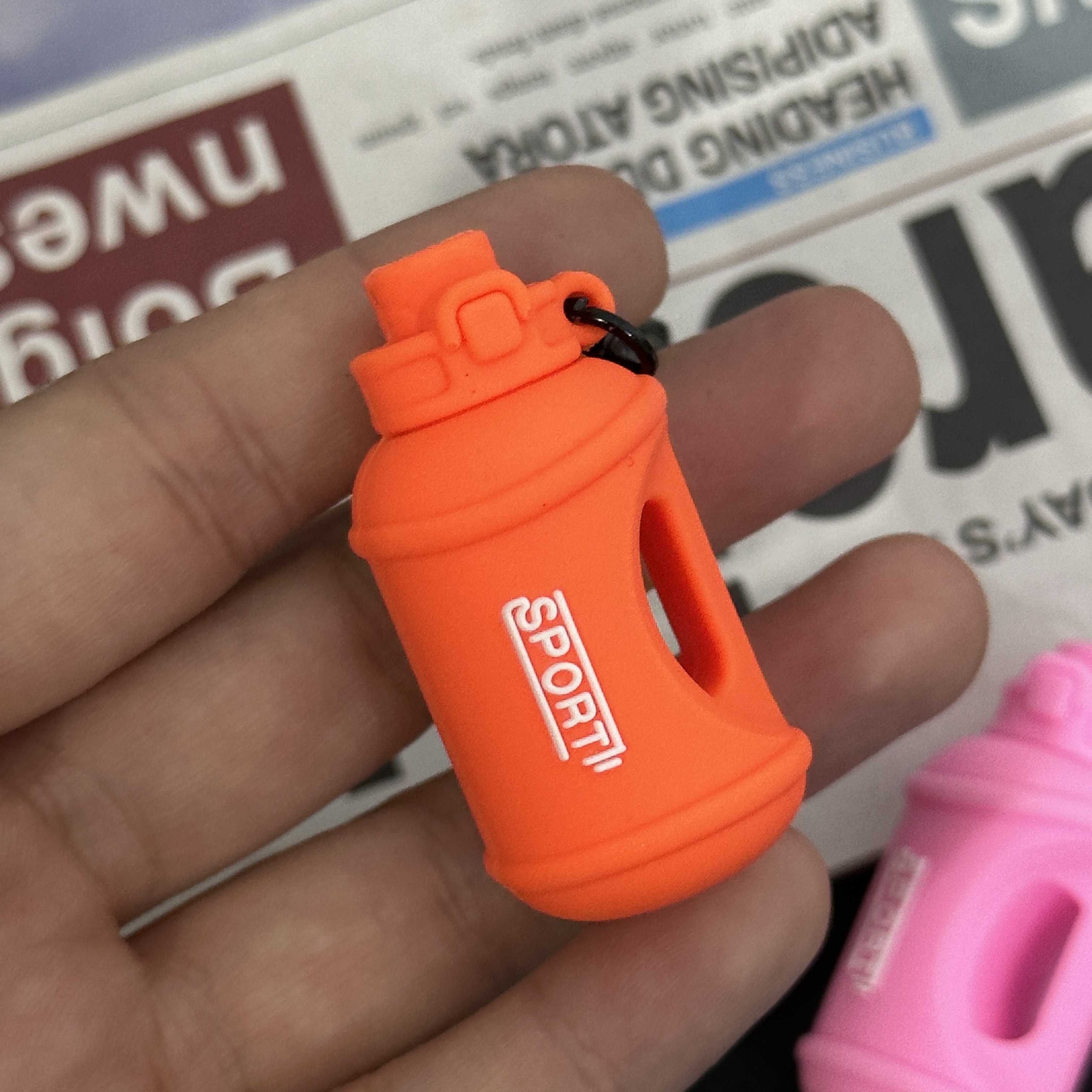 钥匙扣/卡通钥匙扣挂件/钥匙扣公仔挂件/发光闪光钥匙扣/流沙入油玩具白底实物图