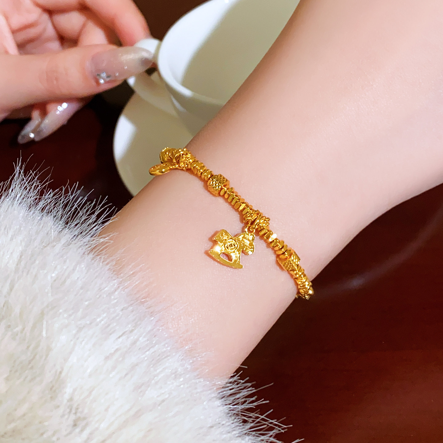 Golden Crushed ice Pony coin beaded bracelet for women, light luxury, niche and exquisite jewelry, a gift for the Year of the Horse and the zodiac year Application Scenario