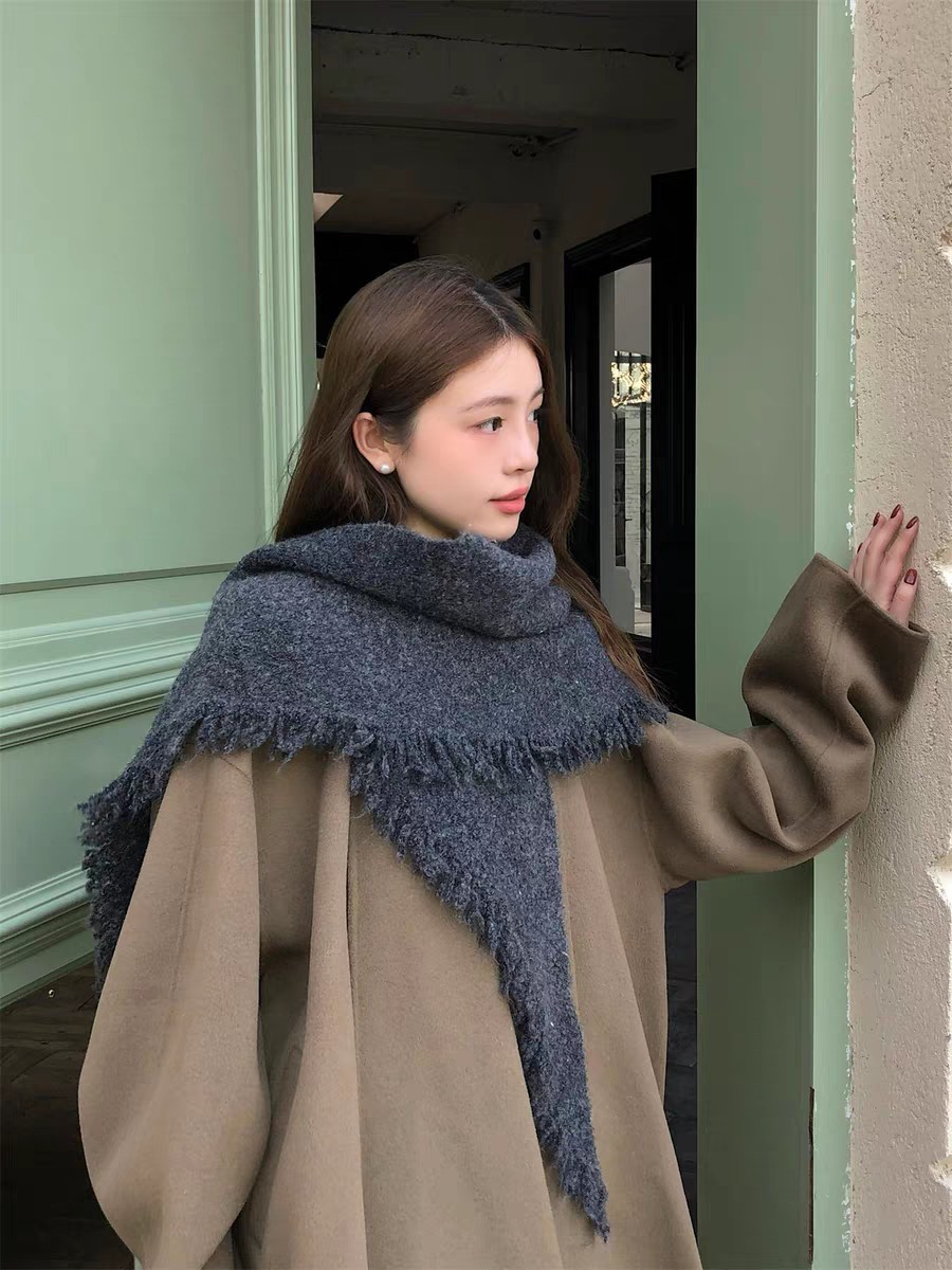 New in-stock cross-border wholesale e-commerce live streaming alpaca dynamic triangular shawl supply chain supply