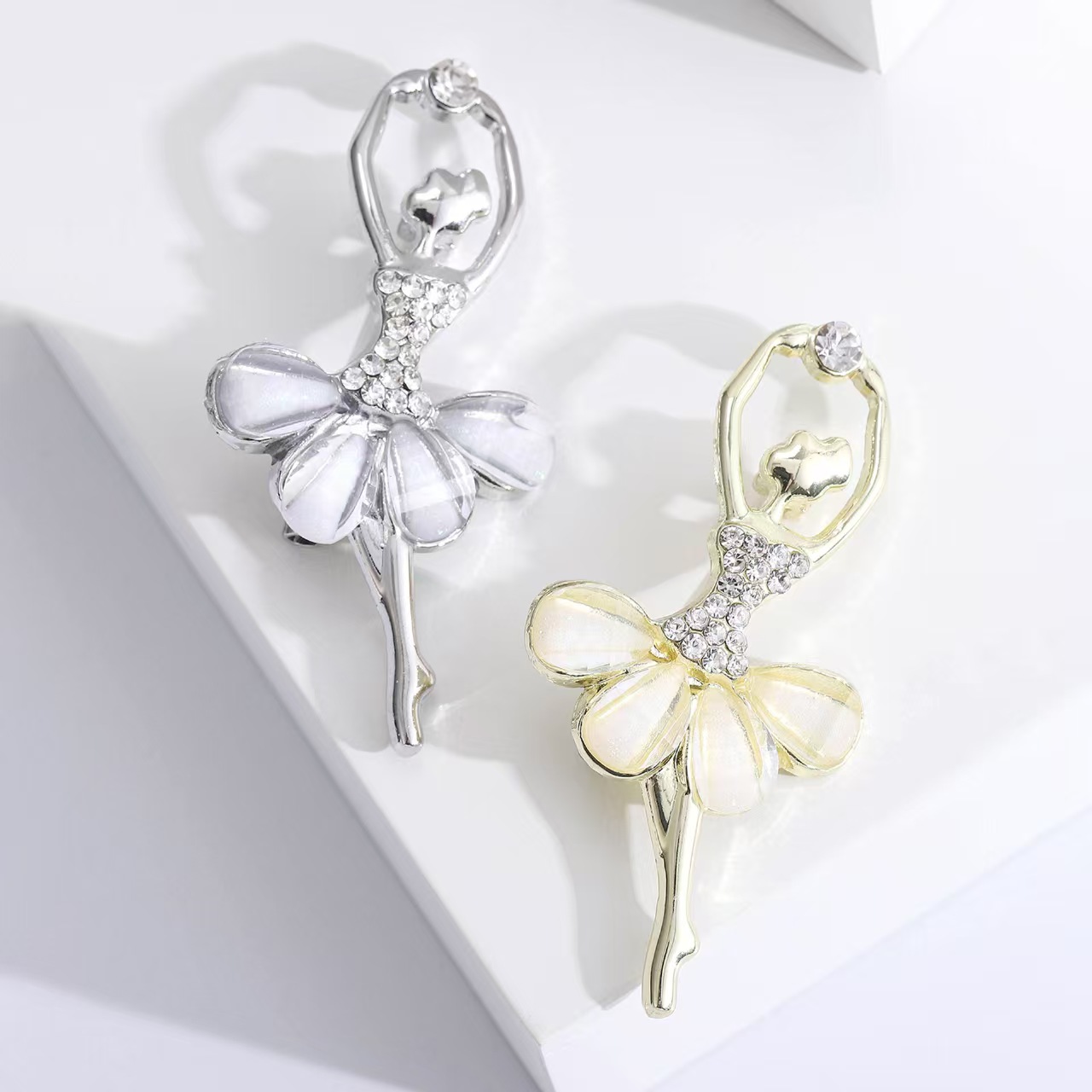 New elegant and stylish alloy rhinestone dancing girl brooch, fashionable and versatile women's clothing brooch accessory pin