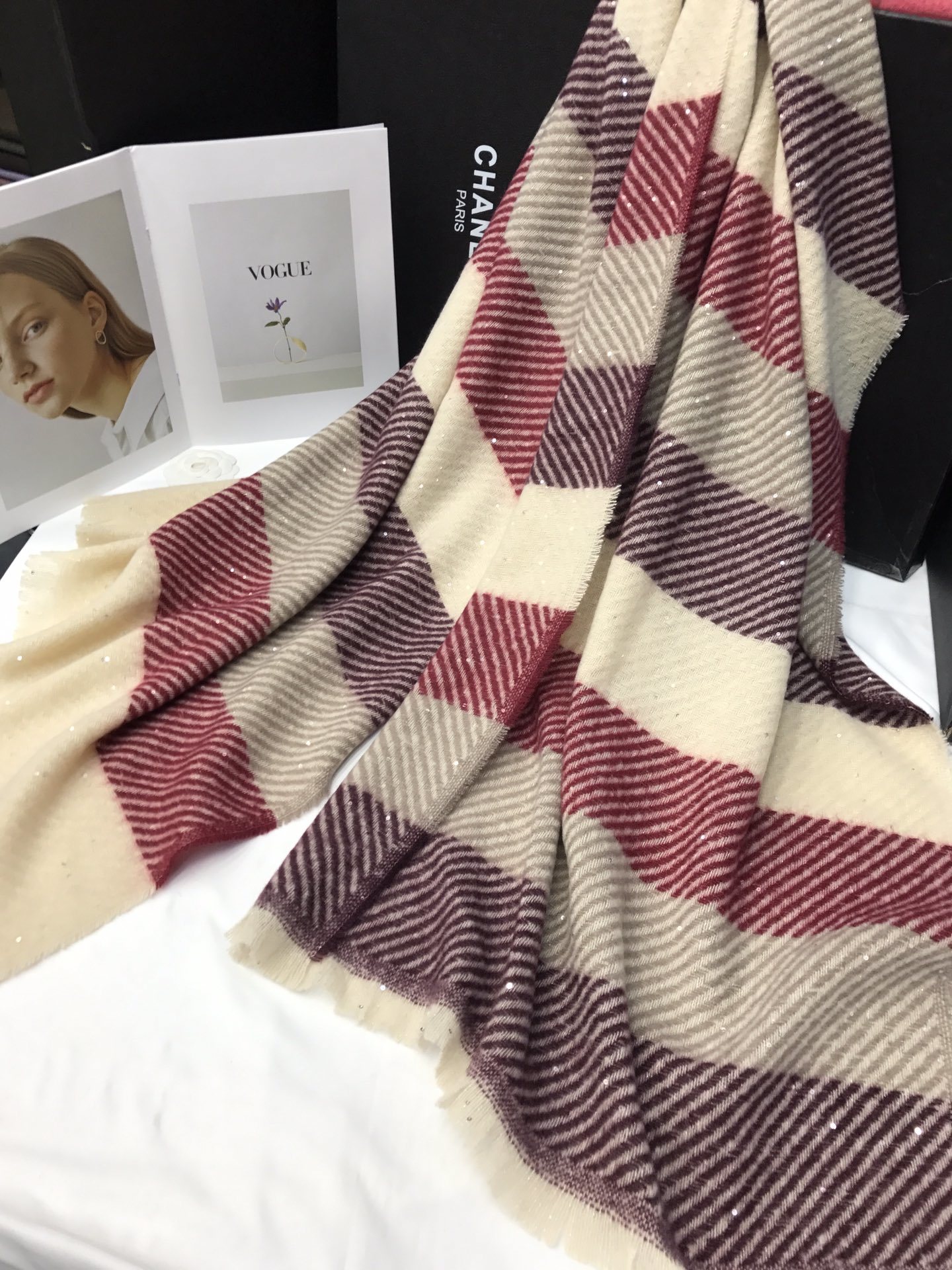 New order style cross-border scarf wholesale, e-commerce live streaming supply chain, small quantity in stock, twill sequin horizontal Application Scenario