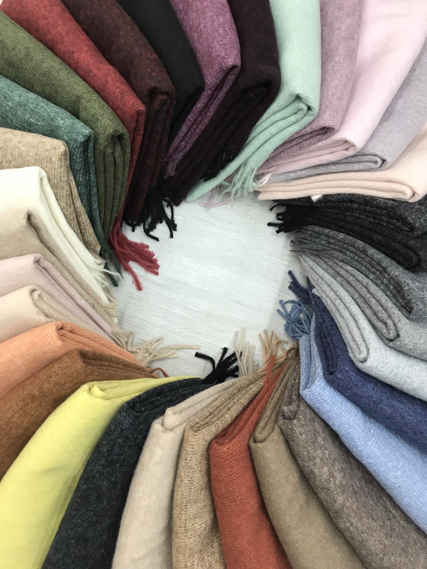 New cross-border wholesale e-commerce live-streaming supply chain in stock, plain color of flowered yarn Item Picture
