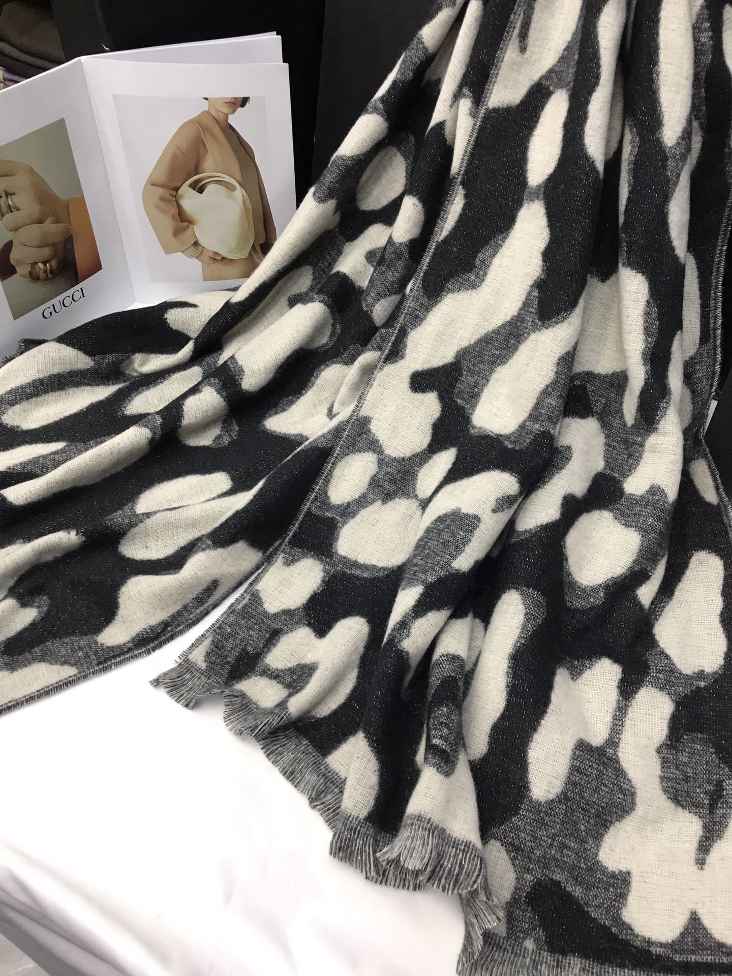 New order style cross-border scarf wholesale, e-commerce live streaming, small quantity in stock, bright silk jacquard leopard print supply chain