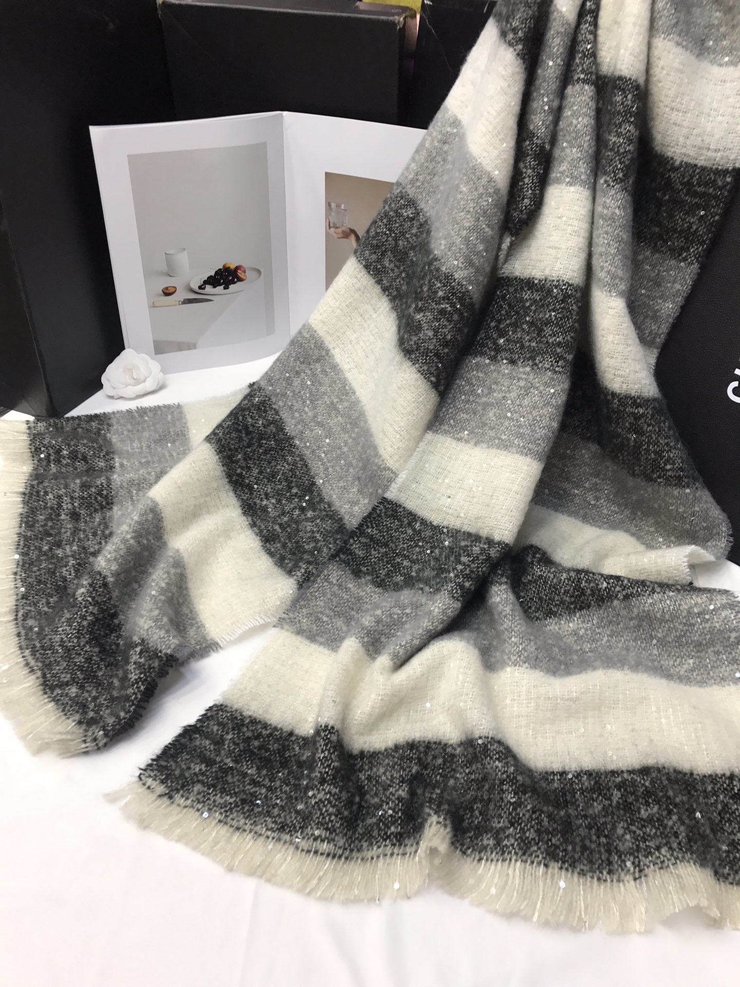 Wholesale of new cross-border scarves in stock, e-commerce live streaming, sequined horizontal stripes, supply chain Application Scenario
