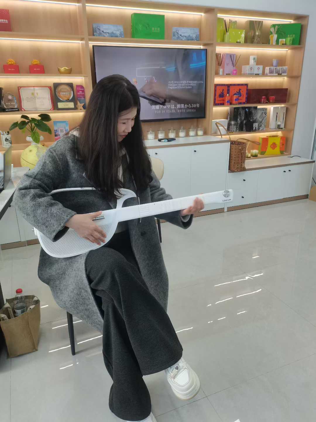 衣服/毛线背心/拉毛裤/羊毛衫男士宽松时尚产品图