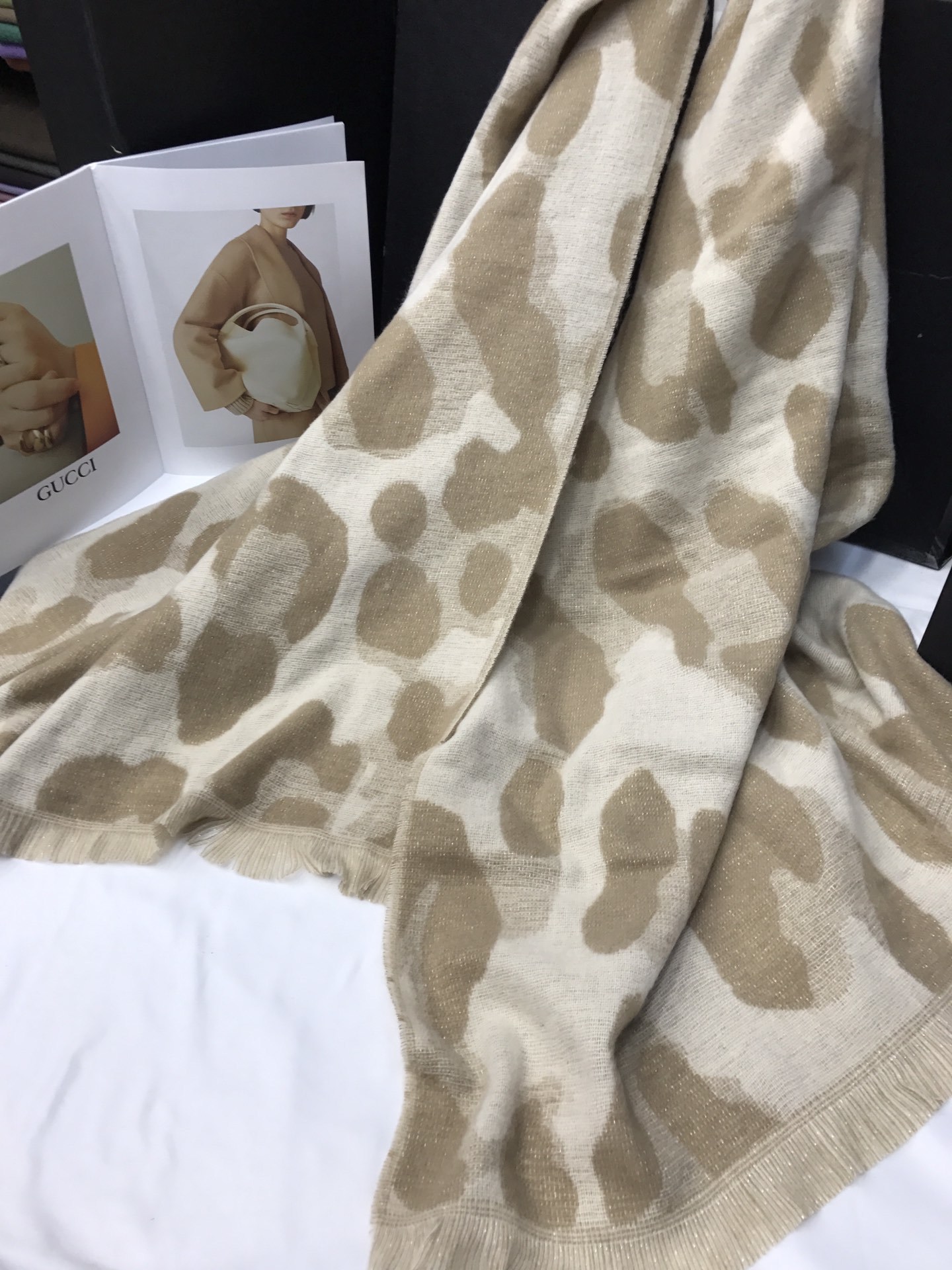New order style cross-border scarf wholesale, e-commerce live streaming, small quantity in stock, bright silk jacquard leopard print supply chain Specification image