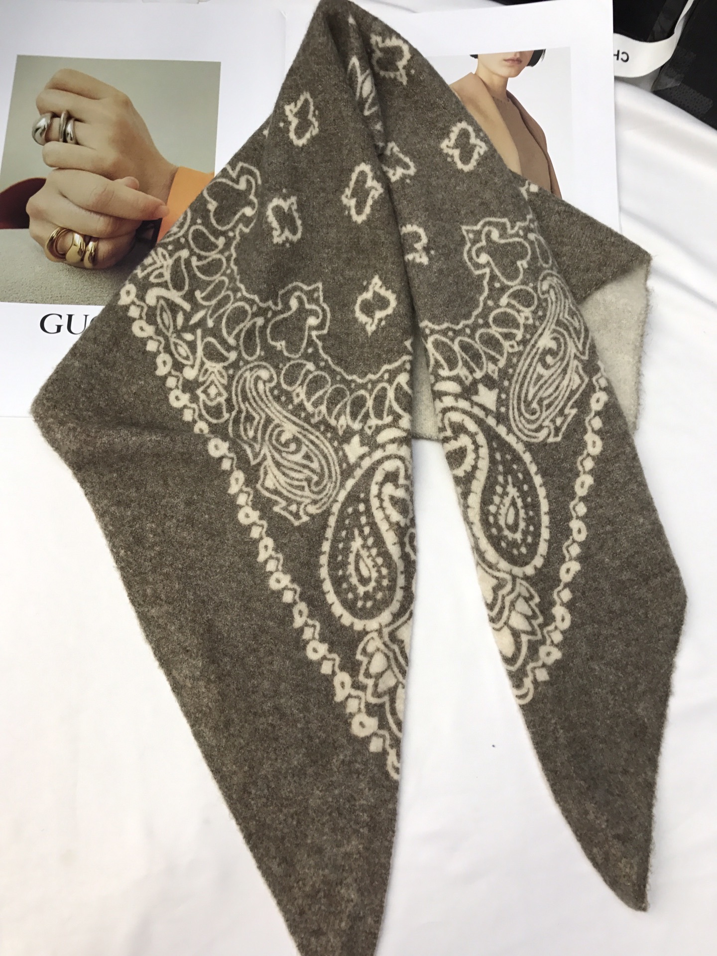New cross-border scarf wholesale e-commerce live streaming wool knitted printed cashew flower wool triangular scarf supply chain Application Scenario