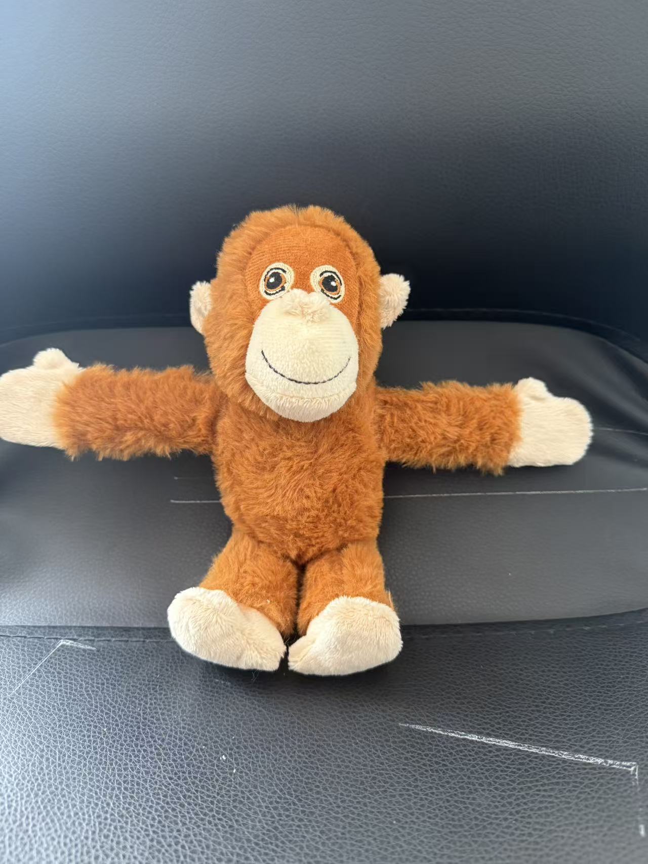 跨境大猩猩公仔大容量背包毛绒玩具仿真猴子玩偶双肩包斜挎包批发白底实物图