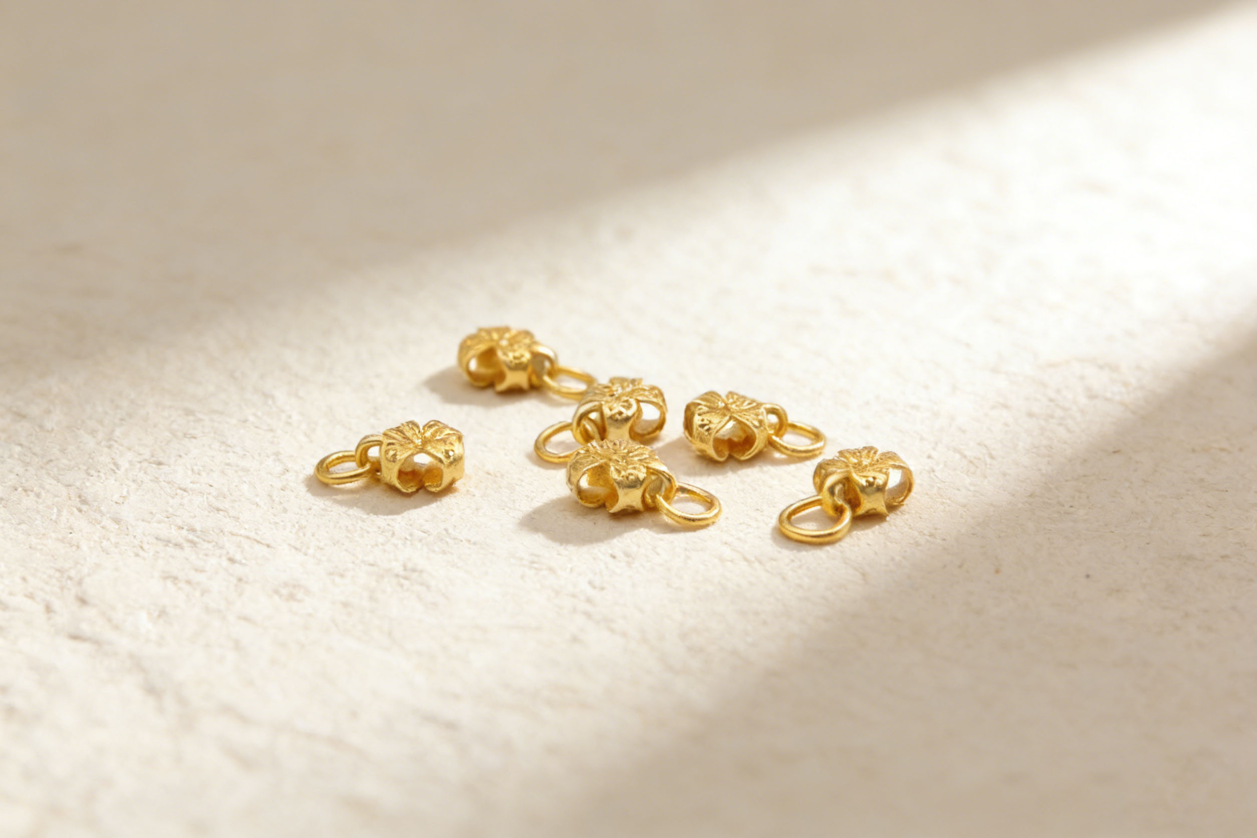 AWAYI阿哇伊 古法金梅花通孔珠 925 银手工雕刻 带吊环中式手串 DIY 配件