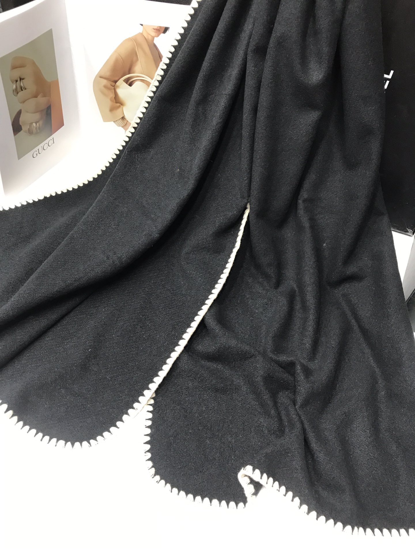 New order style cross-border scarf wholesale, e-commerce live streaming, small quantity in stock, shell edge, single color supply chain Application Scenario