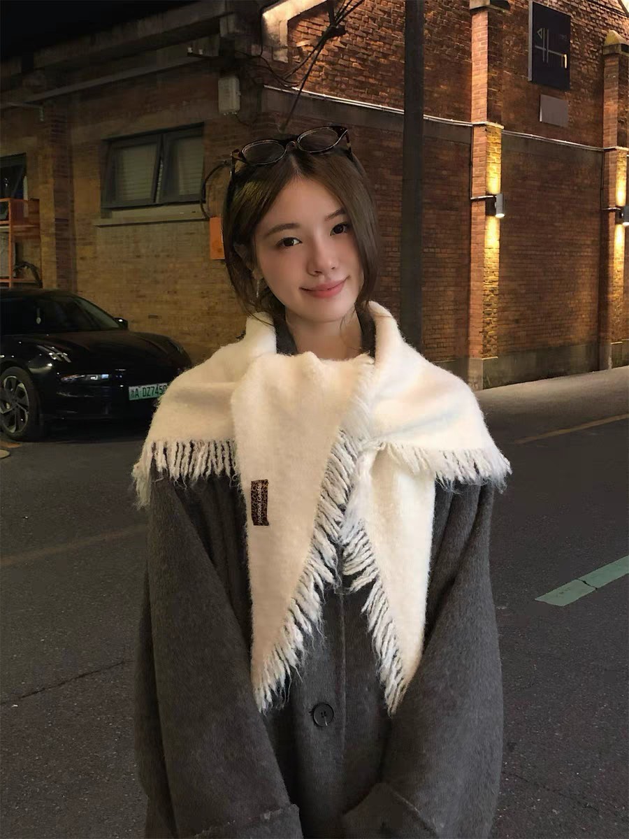 New in-stock cross-border wholesale e-commerce live streaming alpaca dynamic triangular shawl supply chain supply details Picture