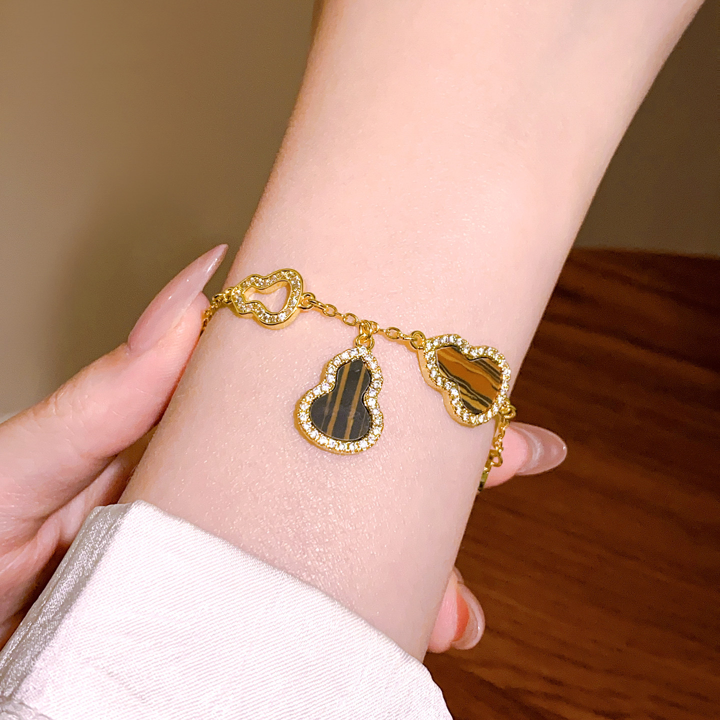 Golden tiger's eye stone micro-inlaid gourd bracelet for women 2026 new style, light luxury, niche, exquisite and high-end style best friend jewelry details Picture