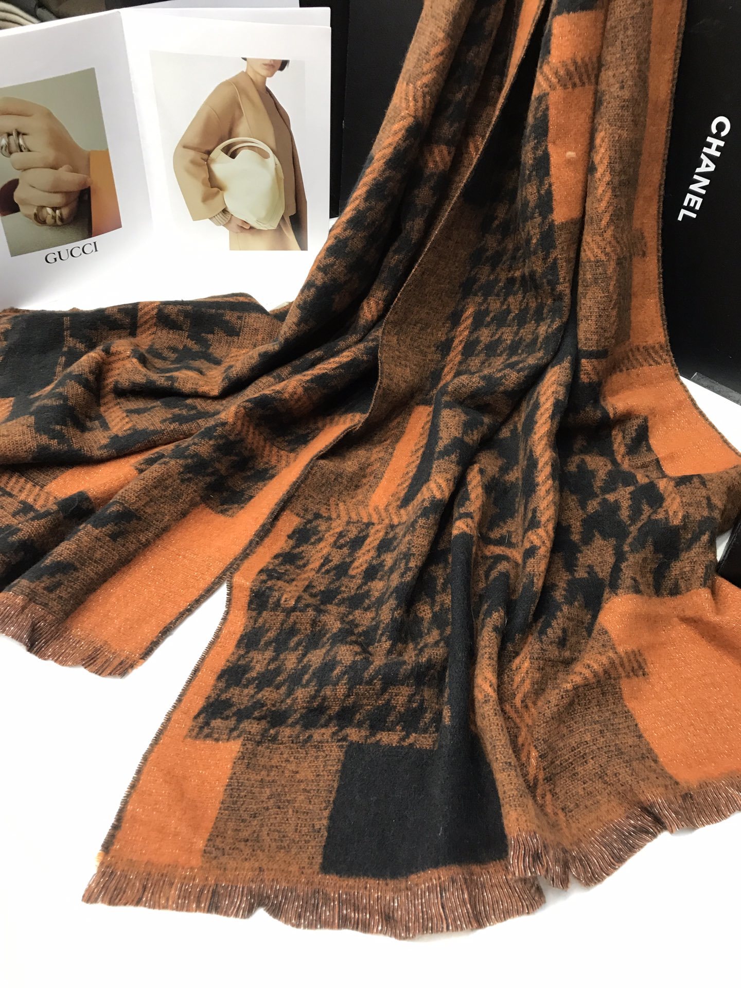 New order style cross-border scarf wholesale, e-commerce live streaming, small quantity in stock, bright silk thousand Bird pattern supply chain