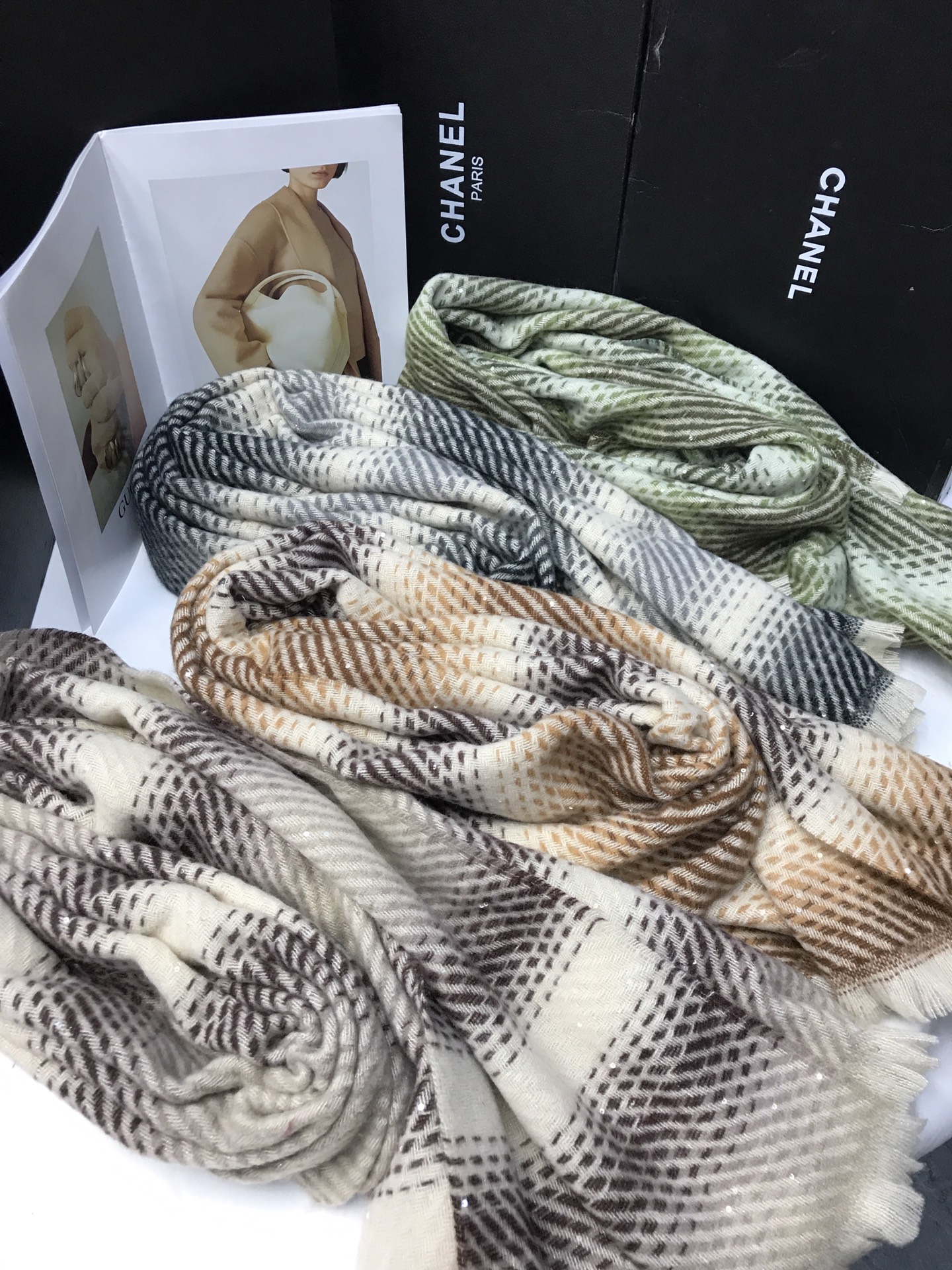 New order style cross-border scarf wholesale, e-commerce live streaming supply chain, small quantity in stock, twill sequin horizontal Item Picture