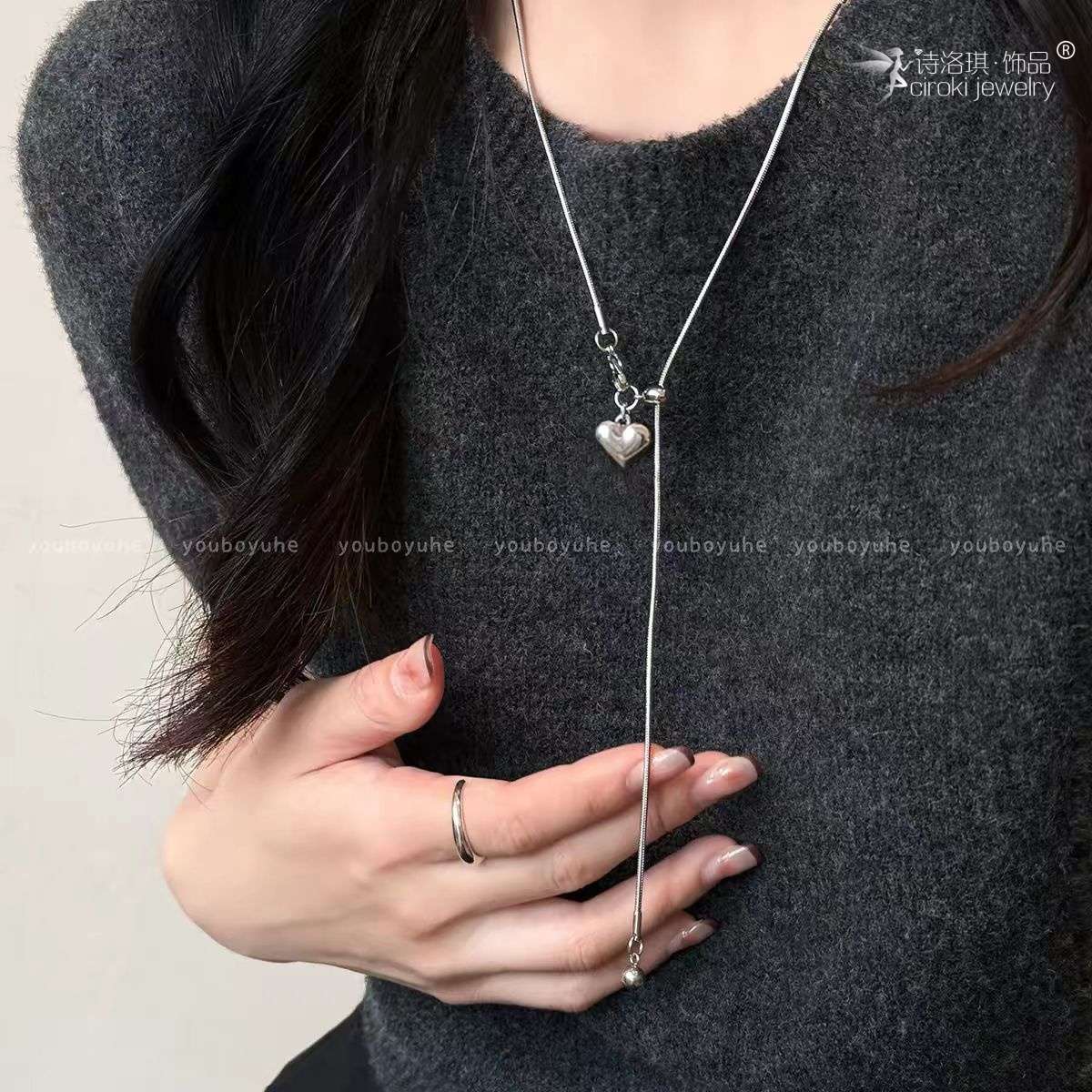 Siloqi jewelry: Simple silver heart-shaped pendant necklace for women, light luxury and high-end feel. Long sweater chain for autumn and winter, adjustable and pull-out accessory