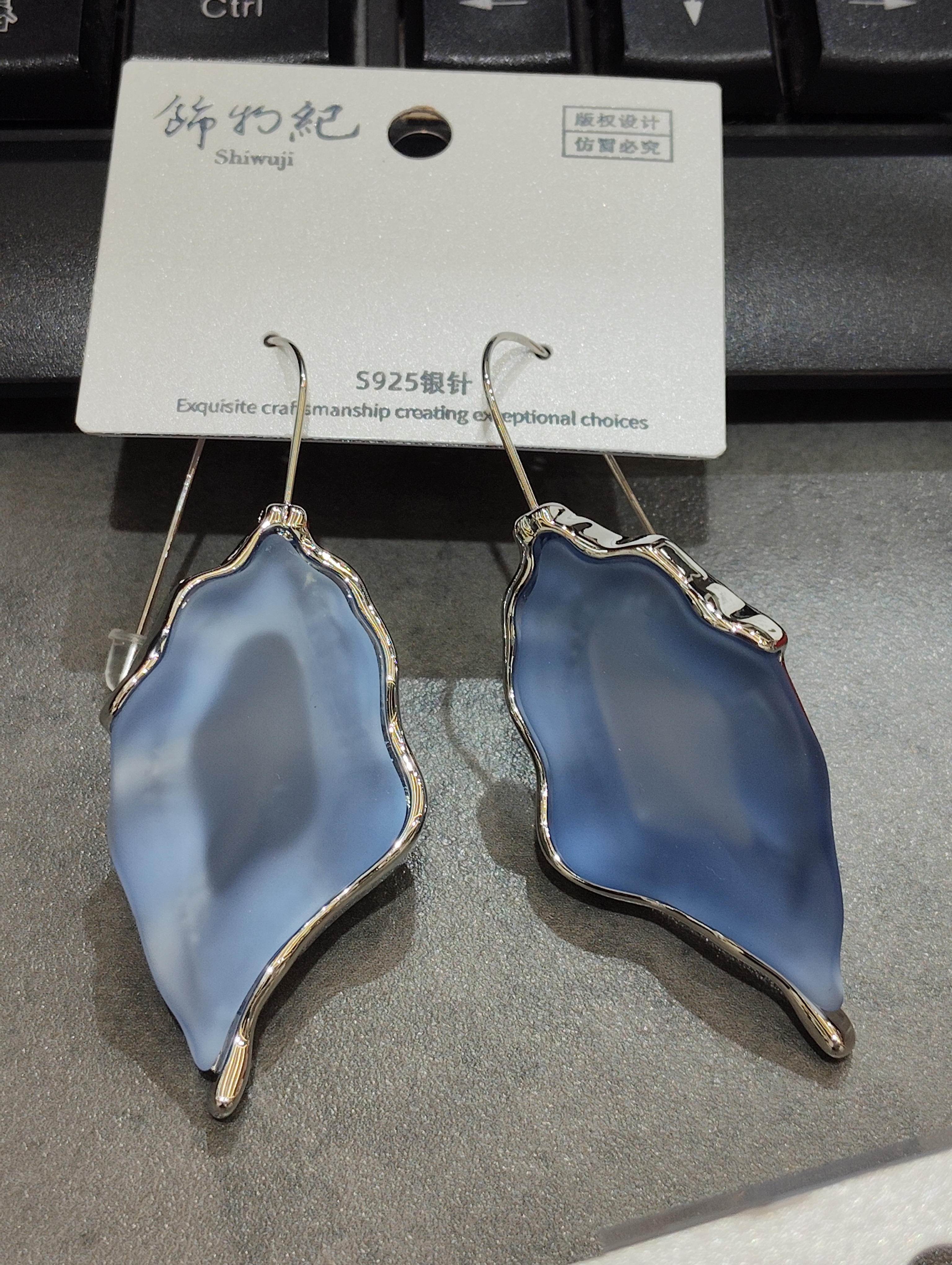 Three colors of personalized earrings Application Scenario