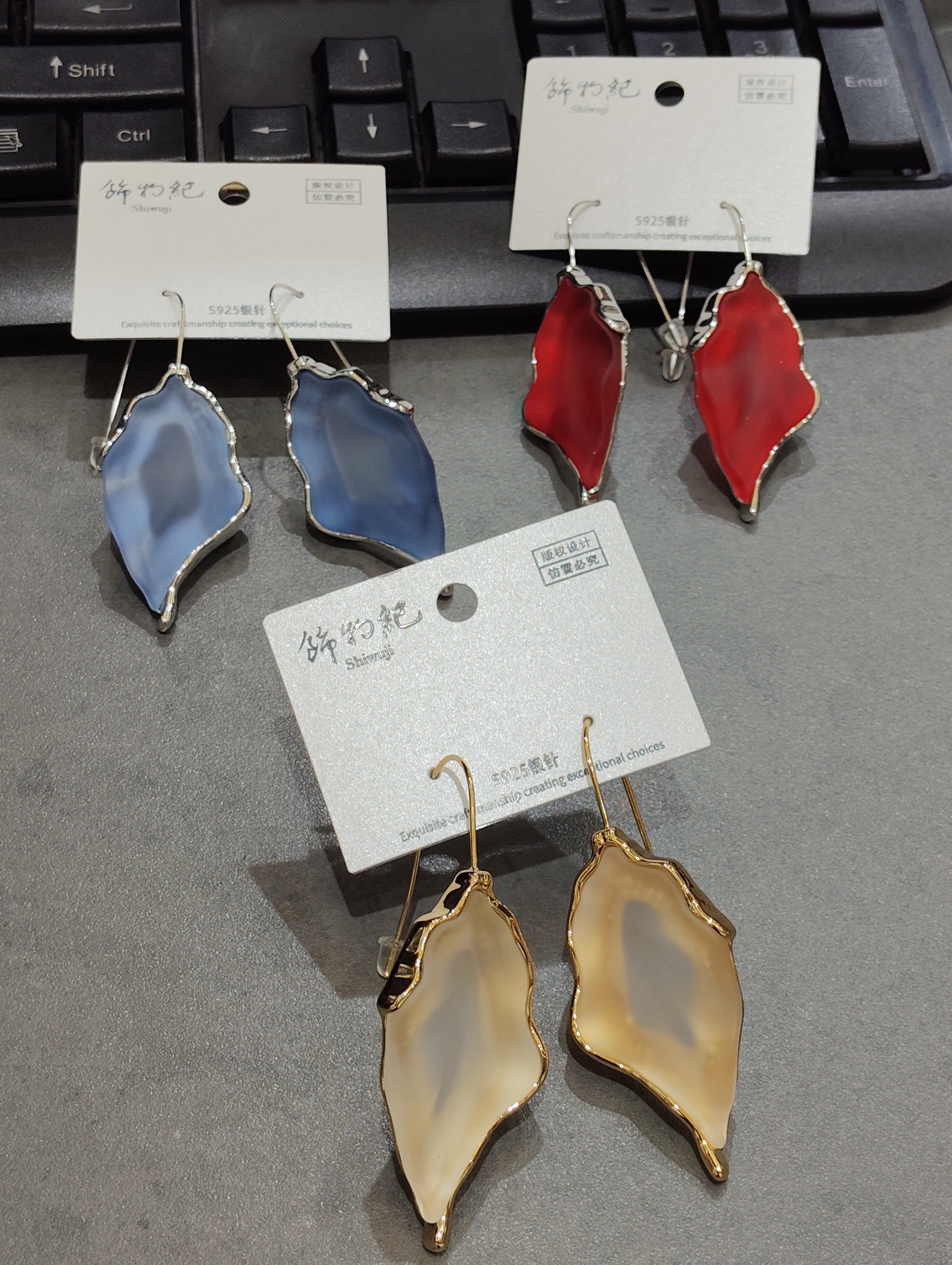 Three colors of personalized earrings details Picture