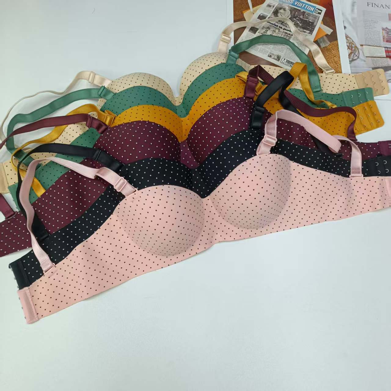 FCM-266# Women's bras for export to the Middle East and Africa, women's spotted one-piece bras, women's palm cup bras, QNI Item Picture