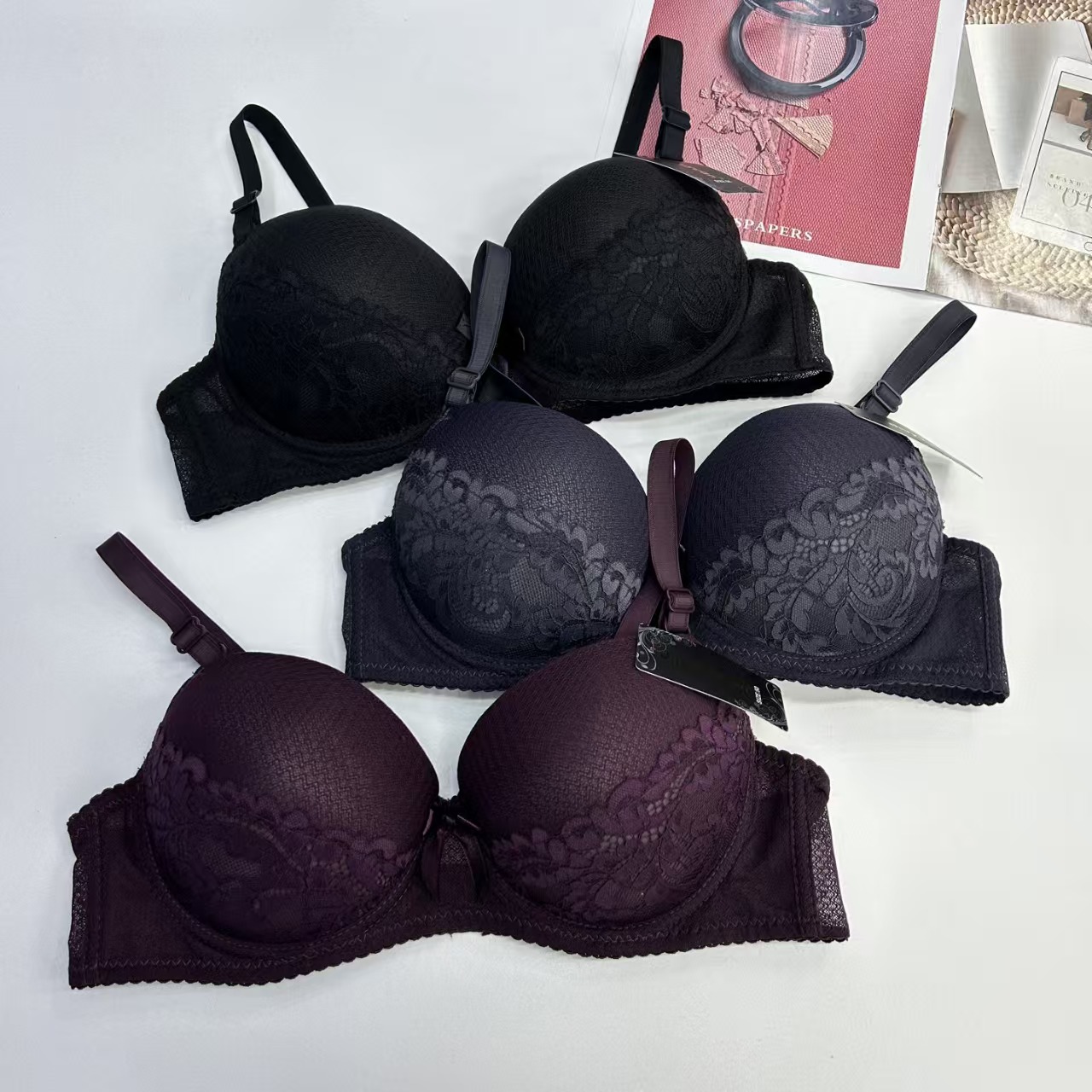 JZY-2852# Women's bras are exported to the Middle East and Africa. They are large-sized thickened bras with sexy lace bow decorations and are equipped with underwire bras. QNI Item Picture