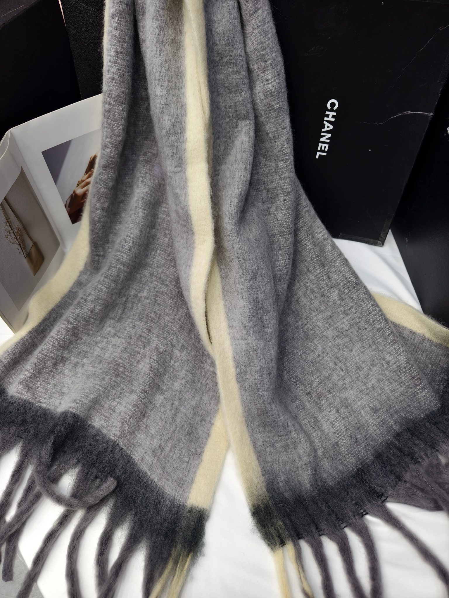 Wholesale of export scarves, e-commerce live streaming supply chain, new style in stock, AC frame thick whiskers Application Scenario