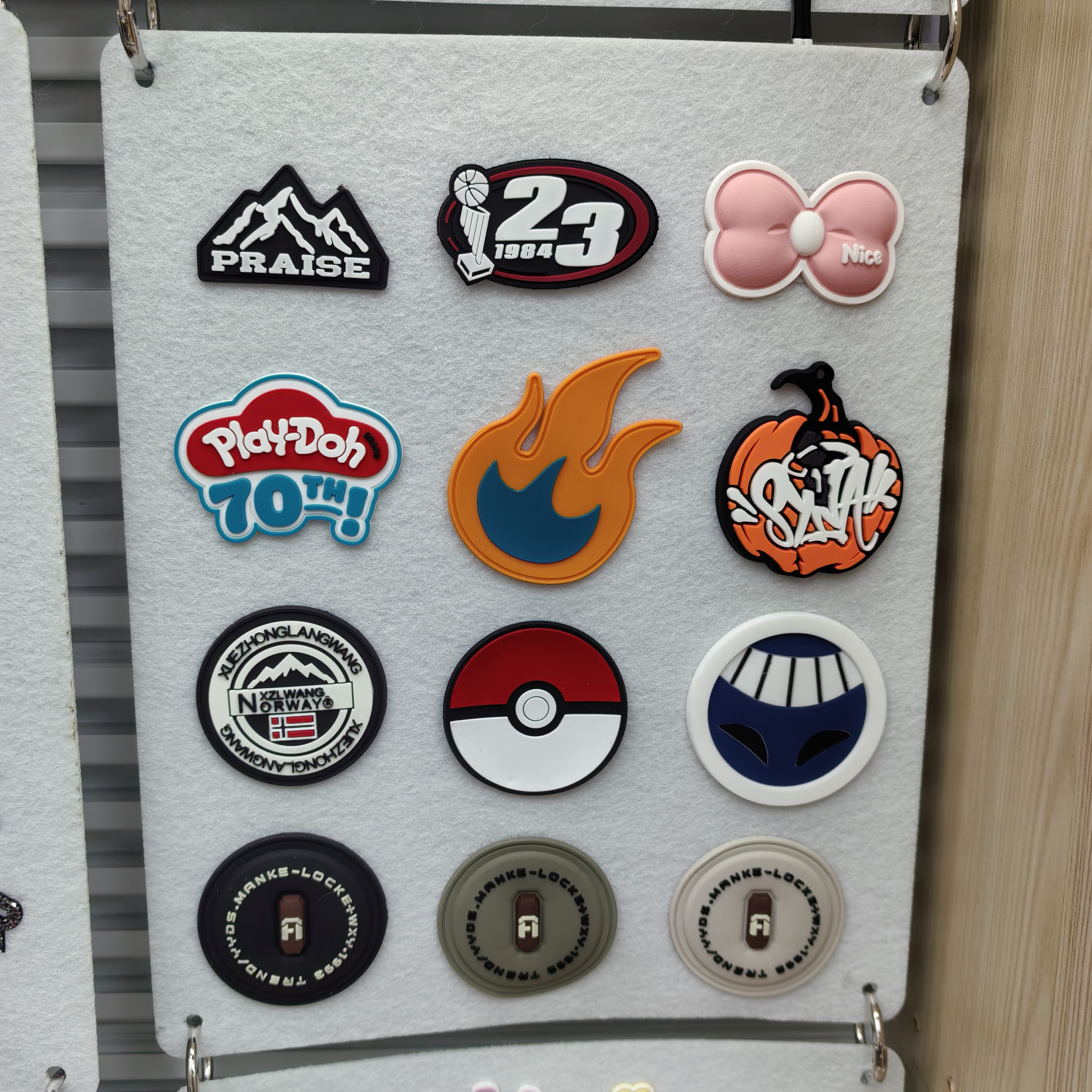 Factory direct sales of PVC soft rubber drip molding sewing labels, three-dimensional concave-convex trademarks, transparent rubber labels, soft rubber Velcro LOGO labels, customized soft rubber stamps, clothing, hats, bags, accessories and nameplates Item Picture