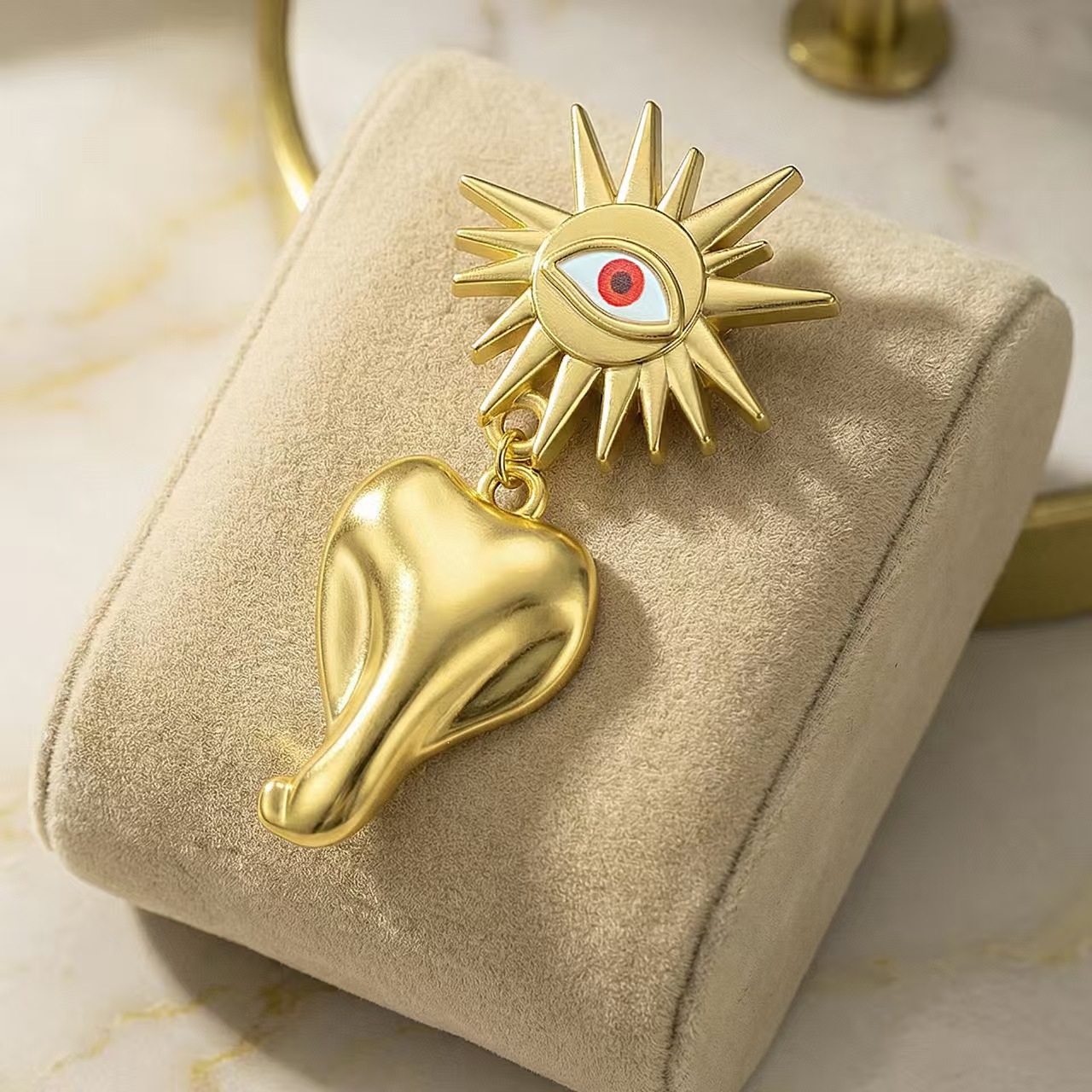 夸张设计感亚金眼睛鼻子胸针时尚西装大衣厂家直销批发百搭 