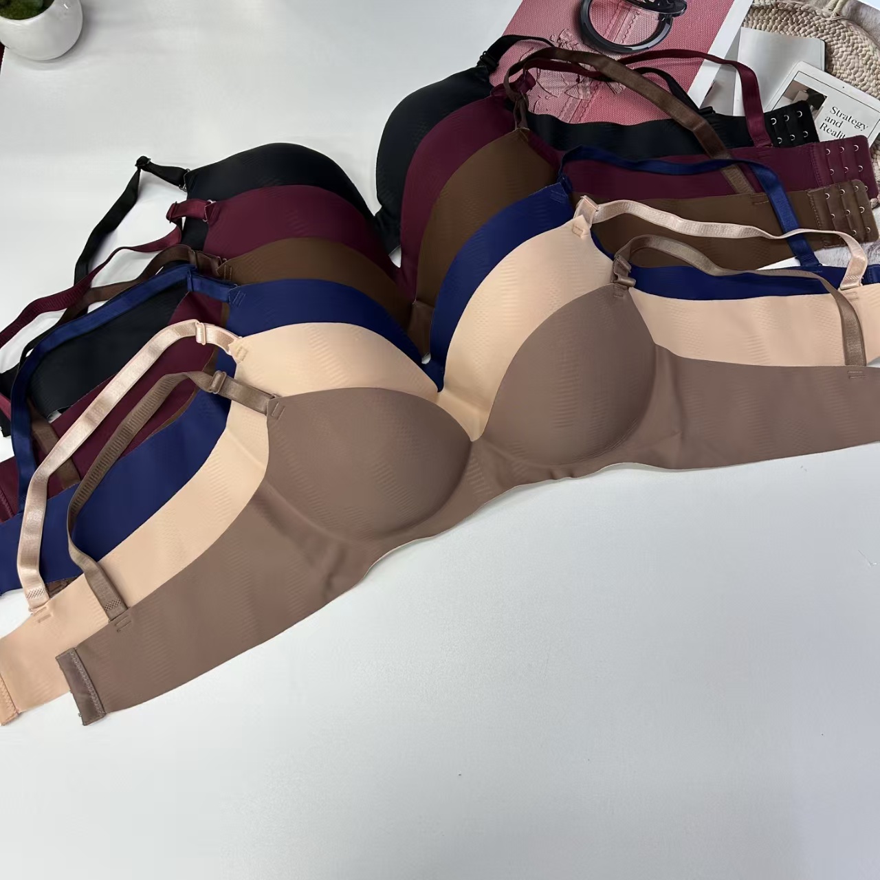 FCM-617# Women's bras are exported to the Middle East and Africa. They are large-sized, seamless, and lift-up women's bras without underwire, QNI Item Picture