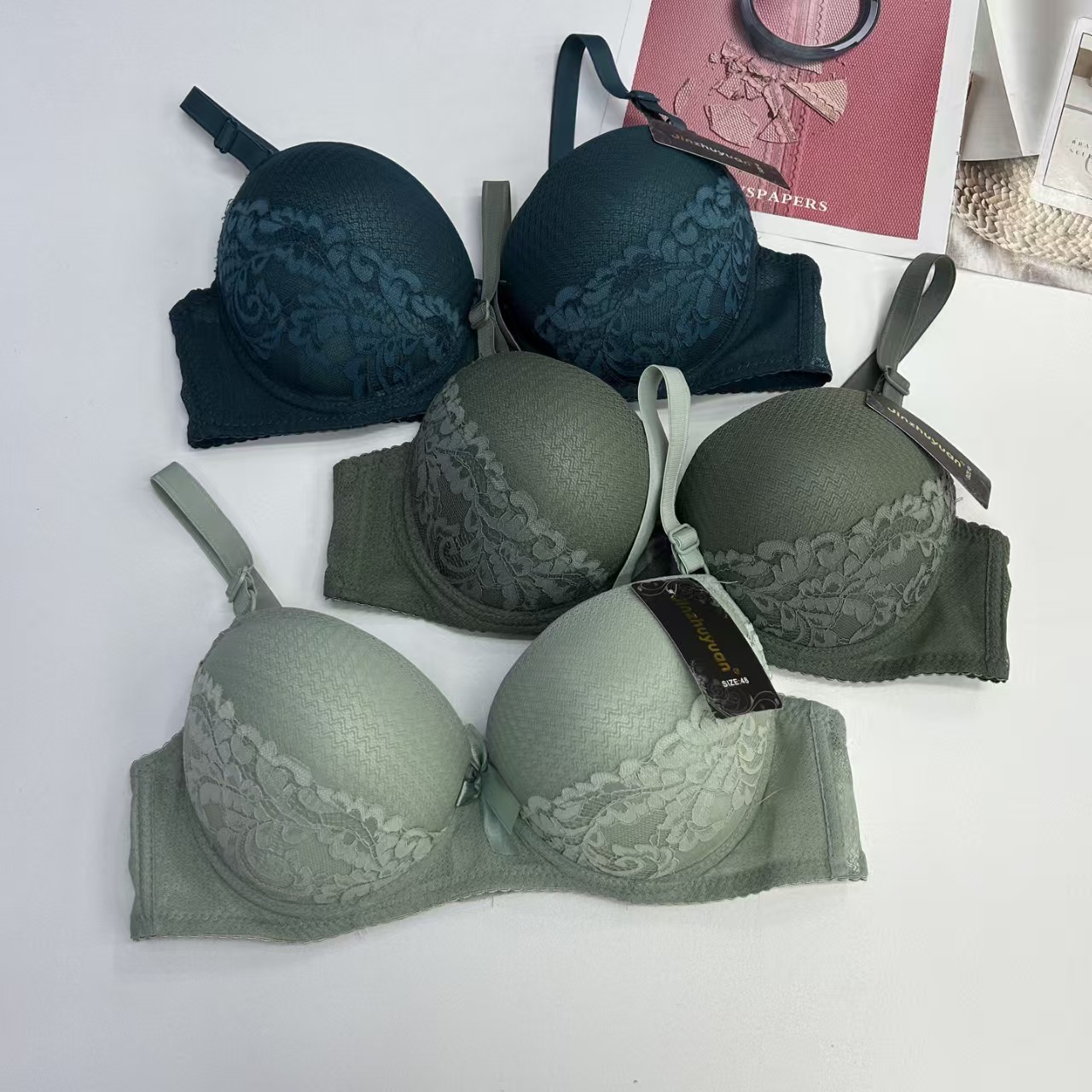 JZY-2852# Women's bras are exported to the Middle East and Africa. They are large-sized thickened bras with sexy lace bow decorations and are equipped with underwire bras. QNI Application Scenario